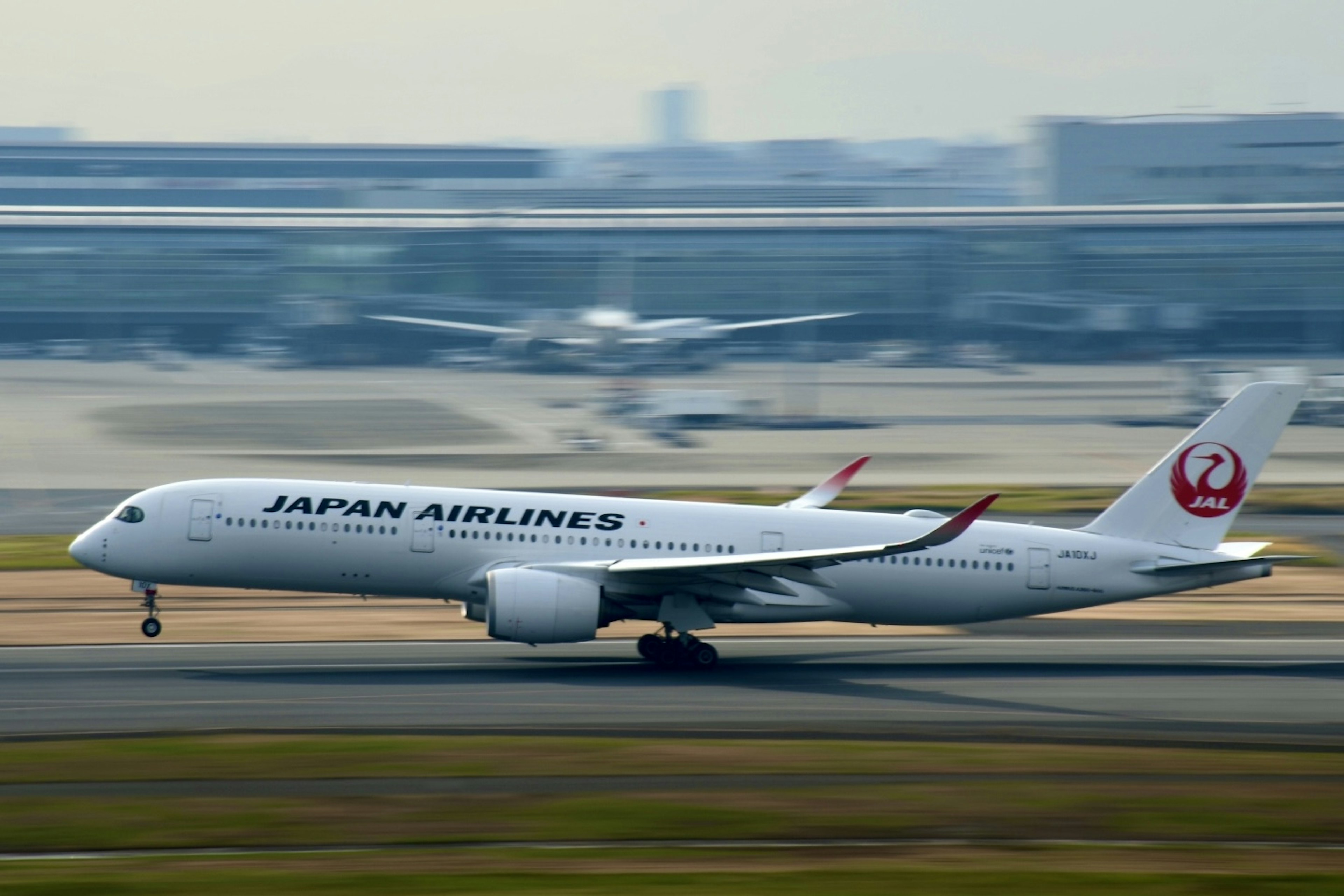 Pesawat Japan Airlines sedang bergerak di landasan