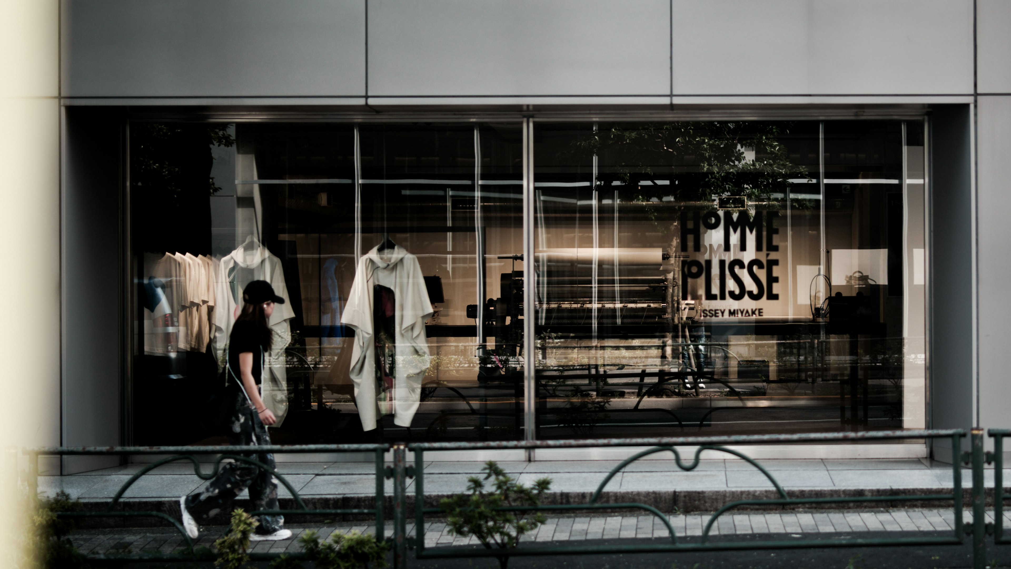 Ladenfront mit ausgestellter Kleidung und dem Schild LA RUSSE