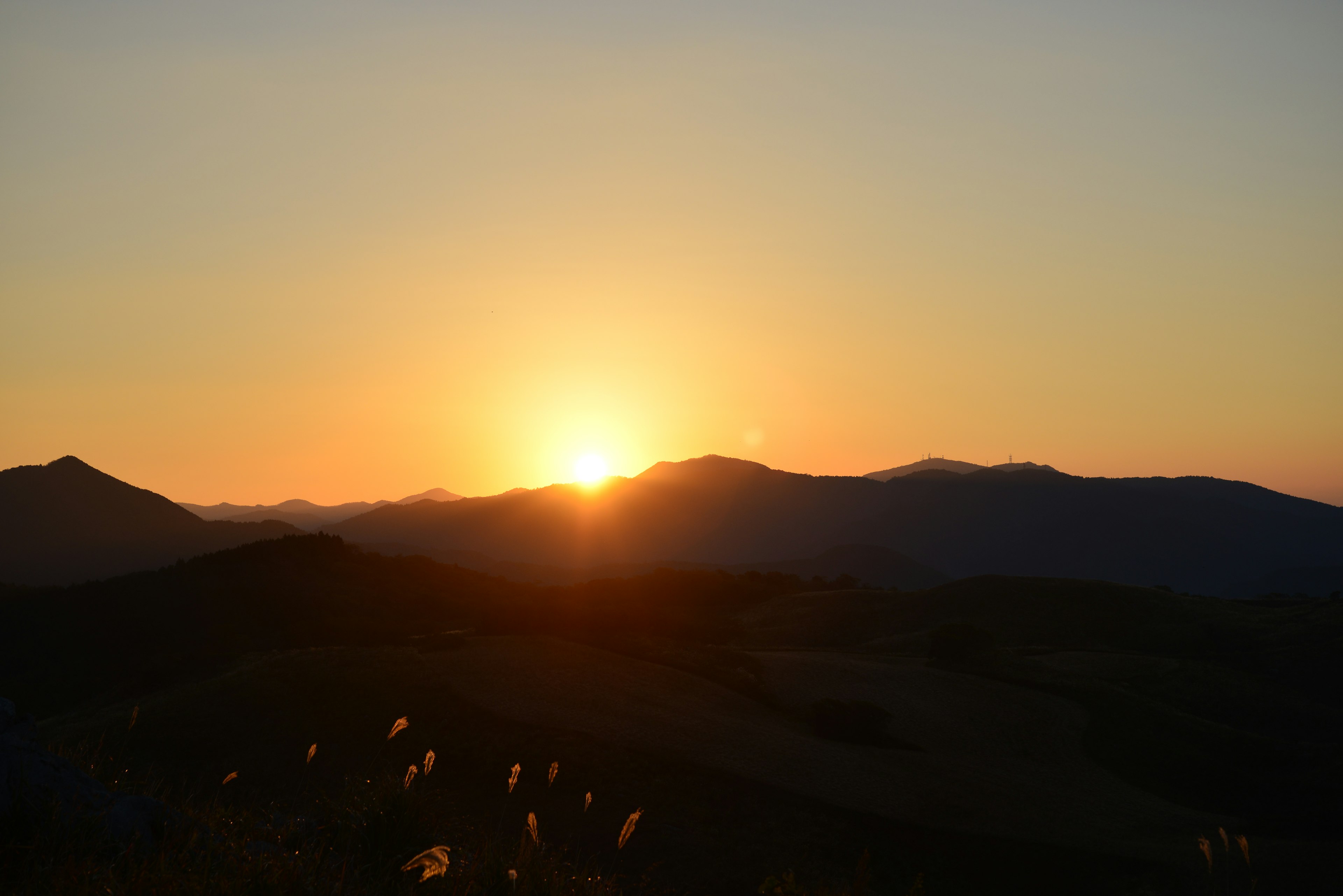 Hermoso paisaje del sol saliendo entre montañas