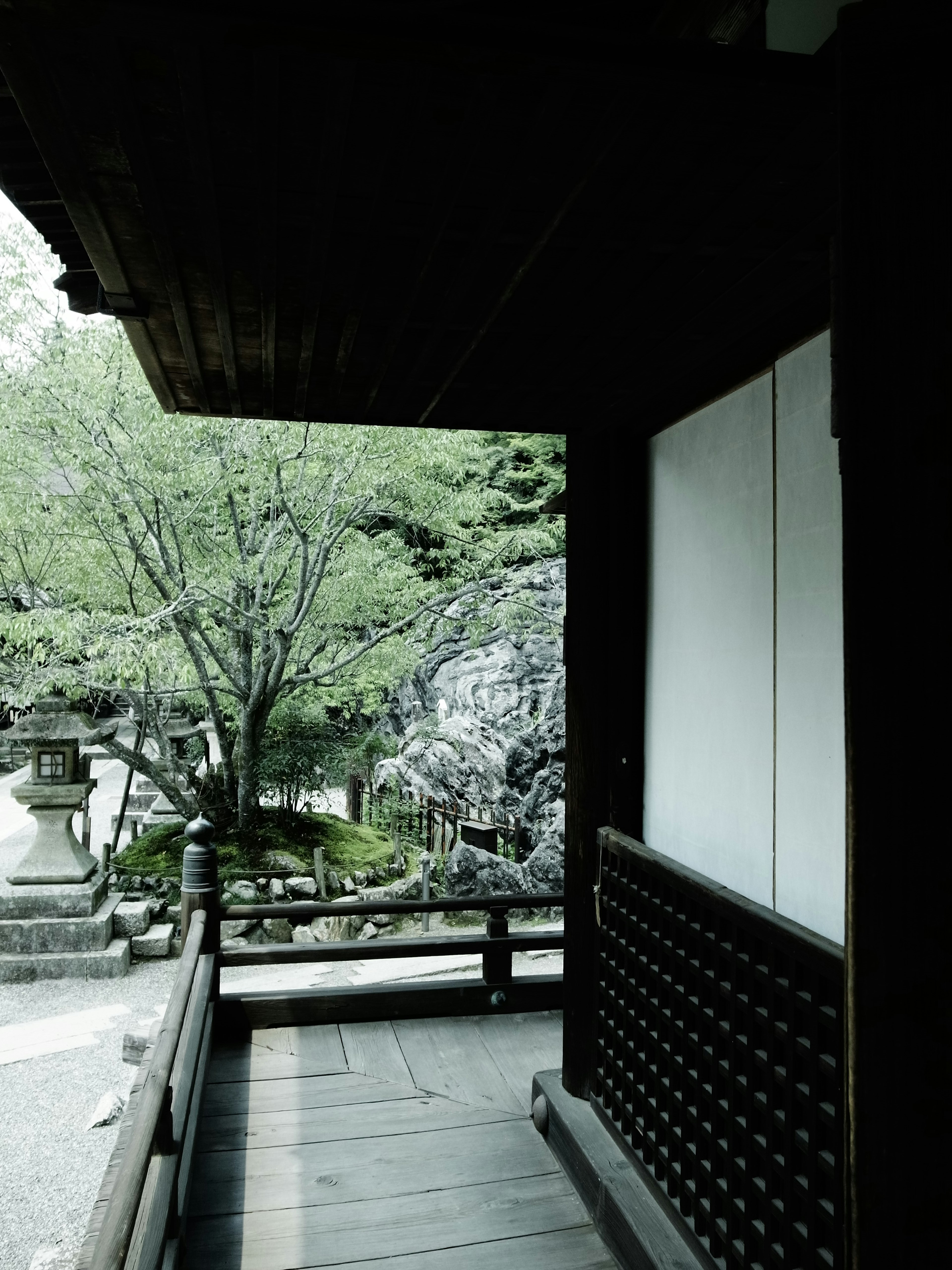 Holzveranda mit Blick auf einen ruhigen japanischen Garten mit Grün