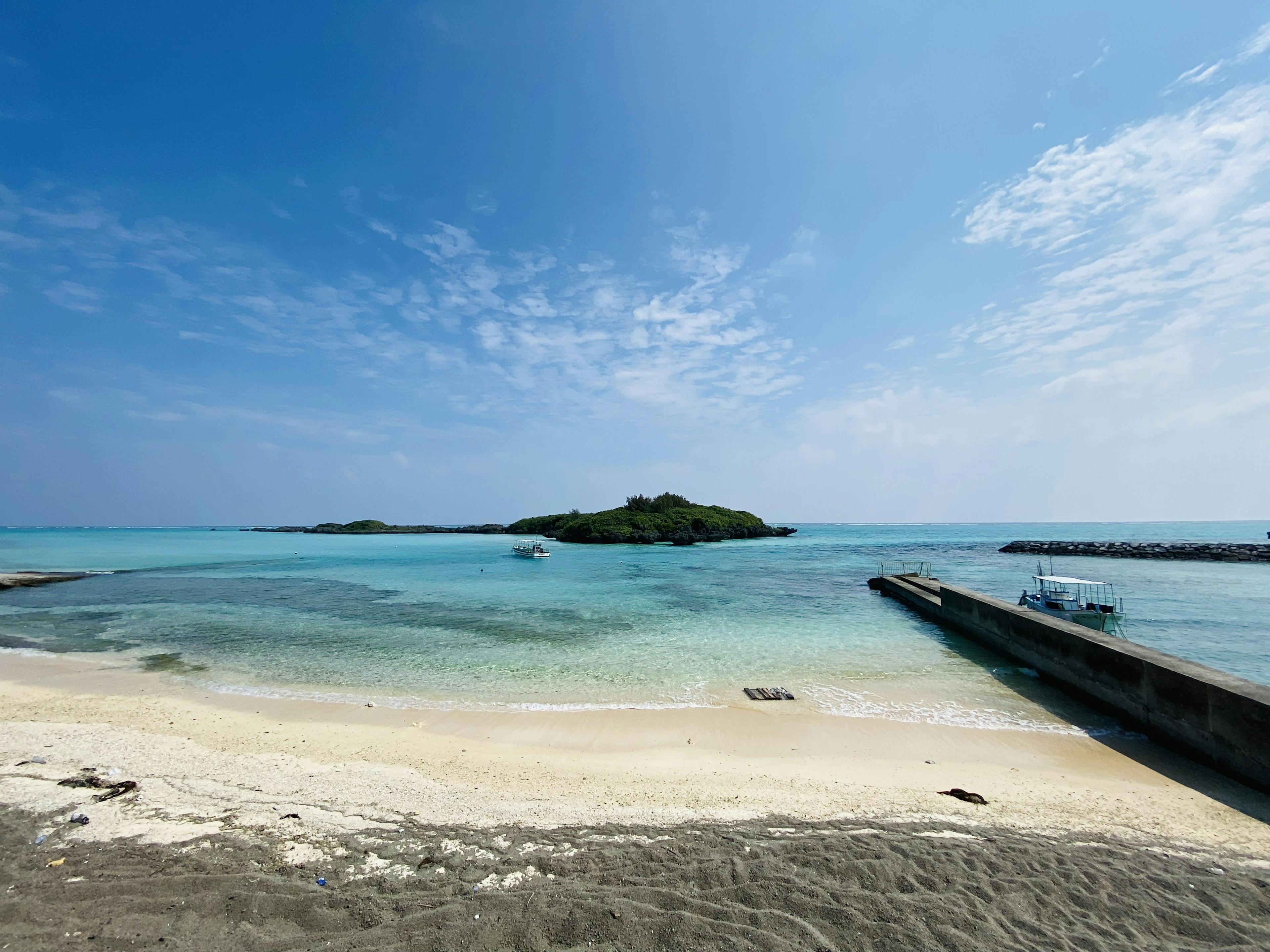 青い海と白い砂浜が広がる美しいビーチの風景