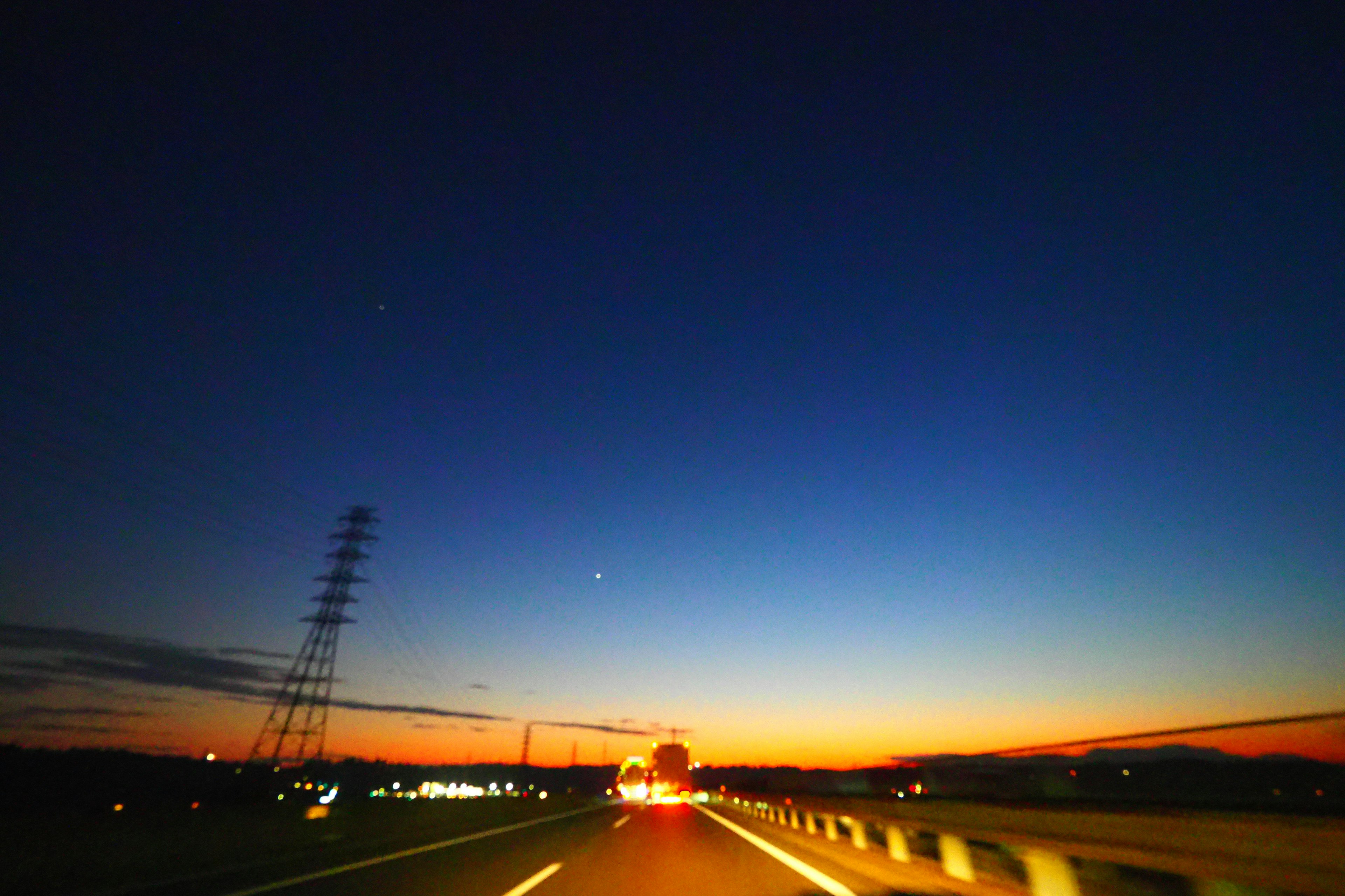 Paesaggio di autostrada al crepuscolo con cielo blu