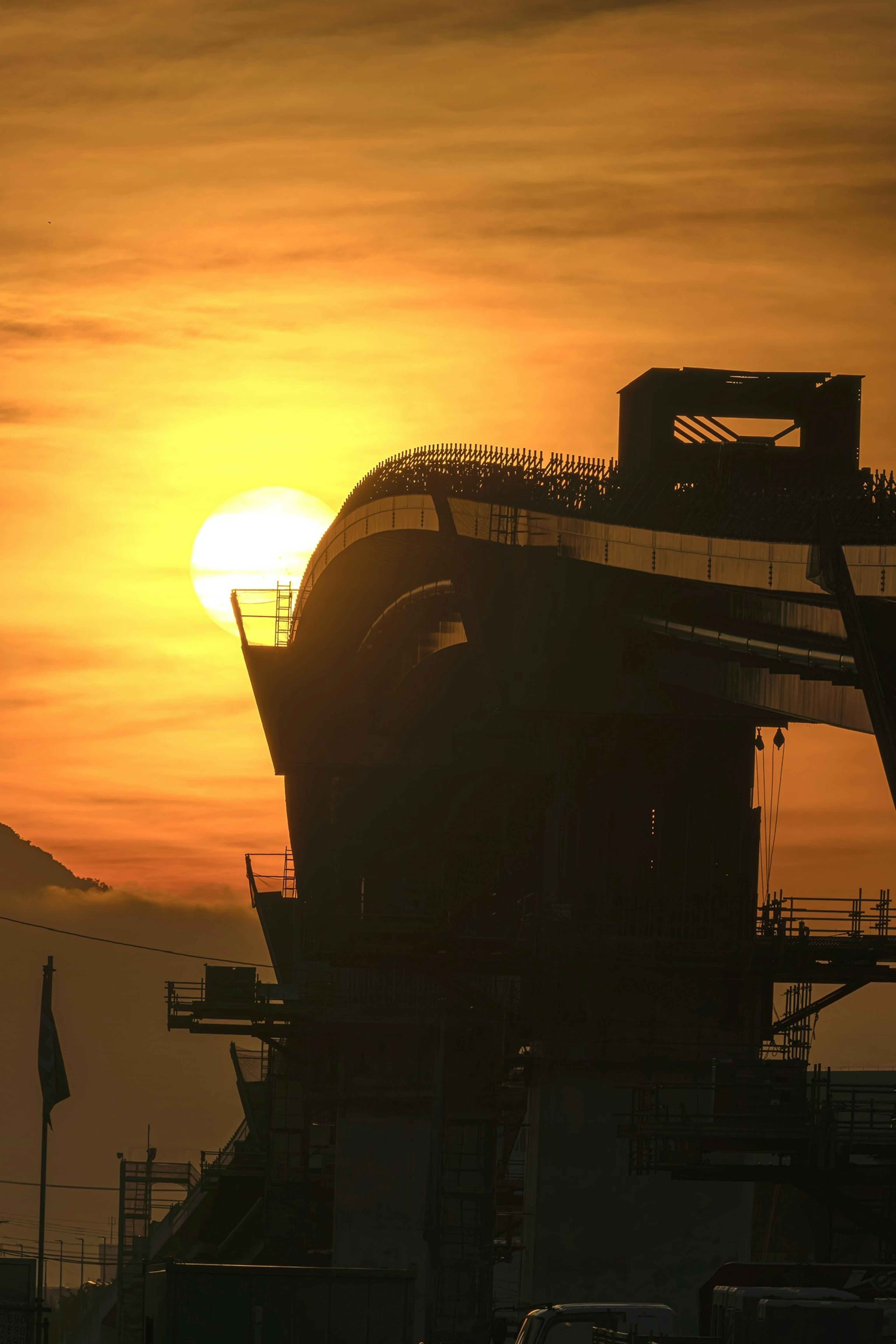 Silhouette d'un bâtiment contre le coucher de soleil