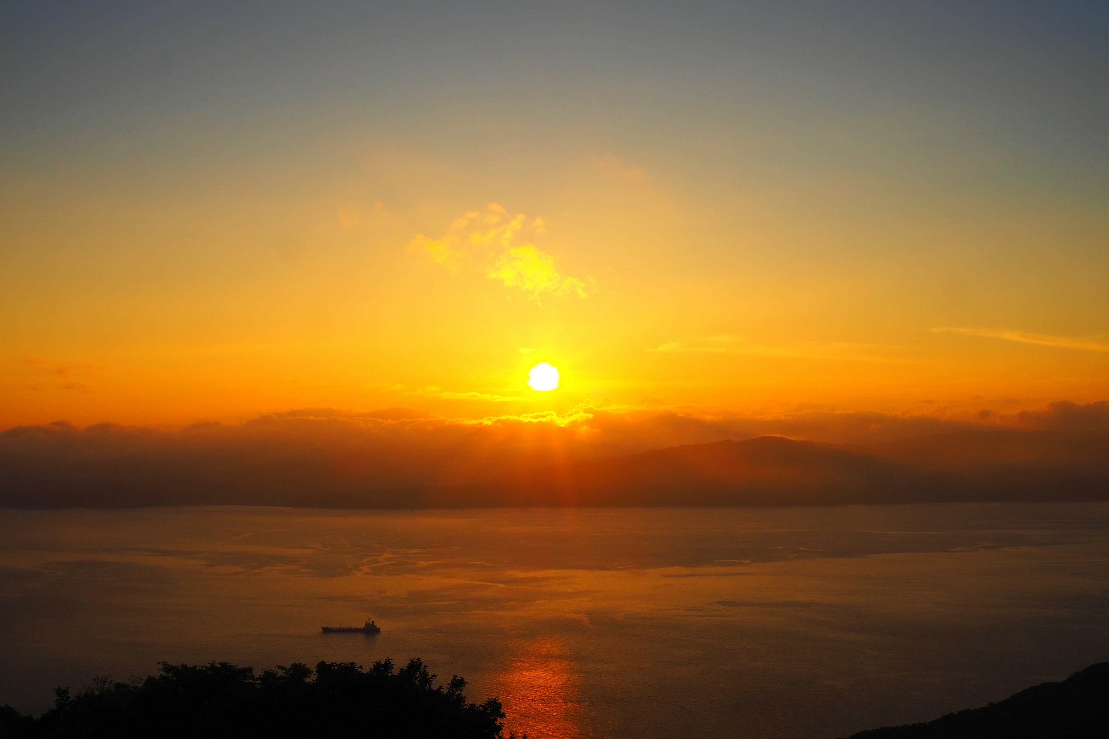 美しい夕日が海に沈む瞬間の風景