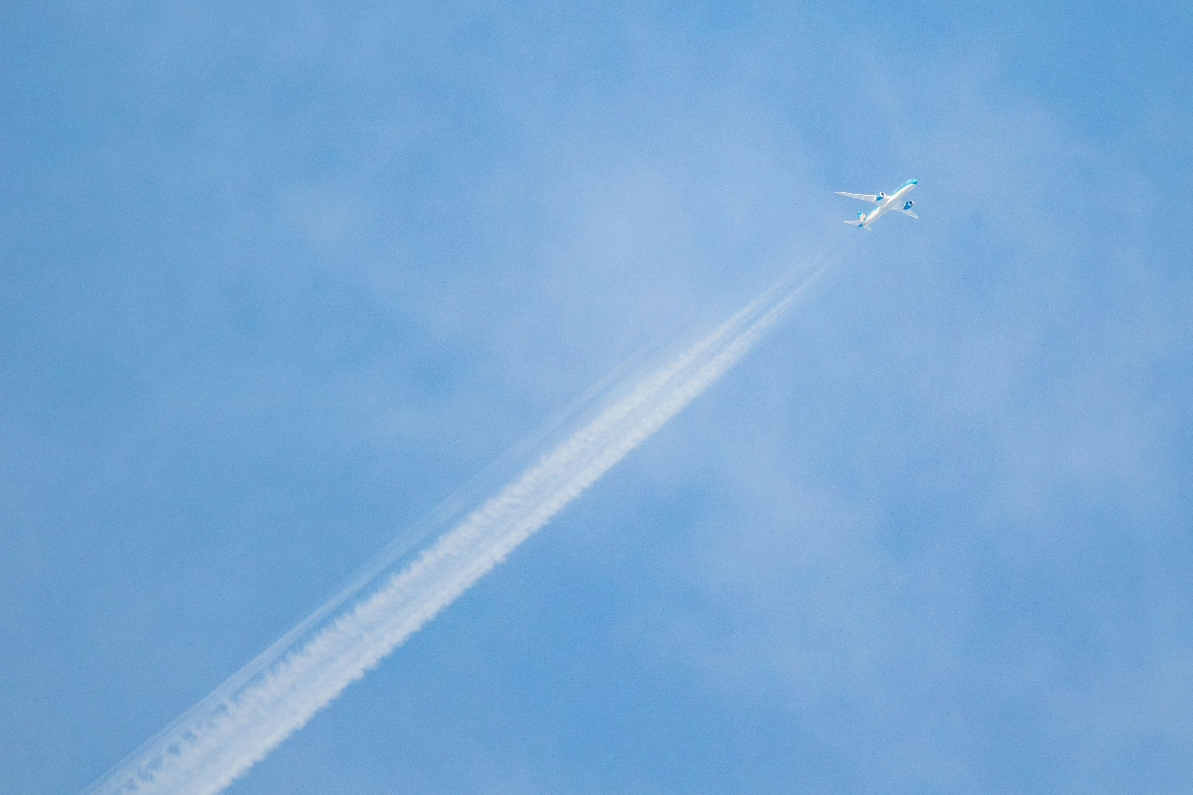 Avion volant dans un ciel bleu avec traînée