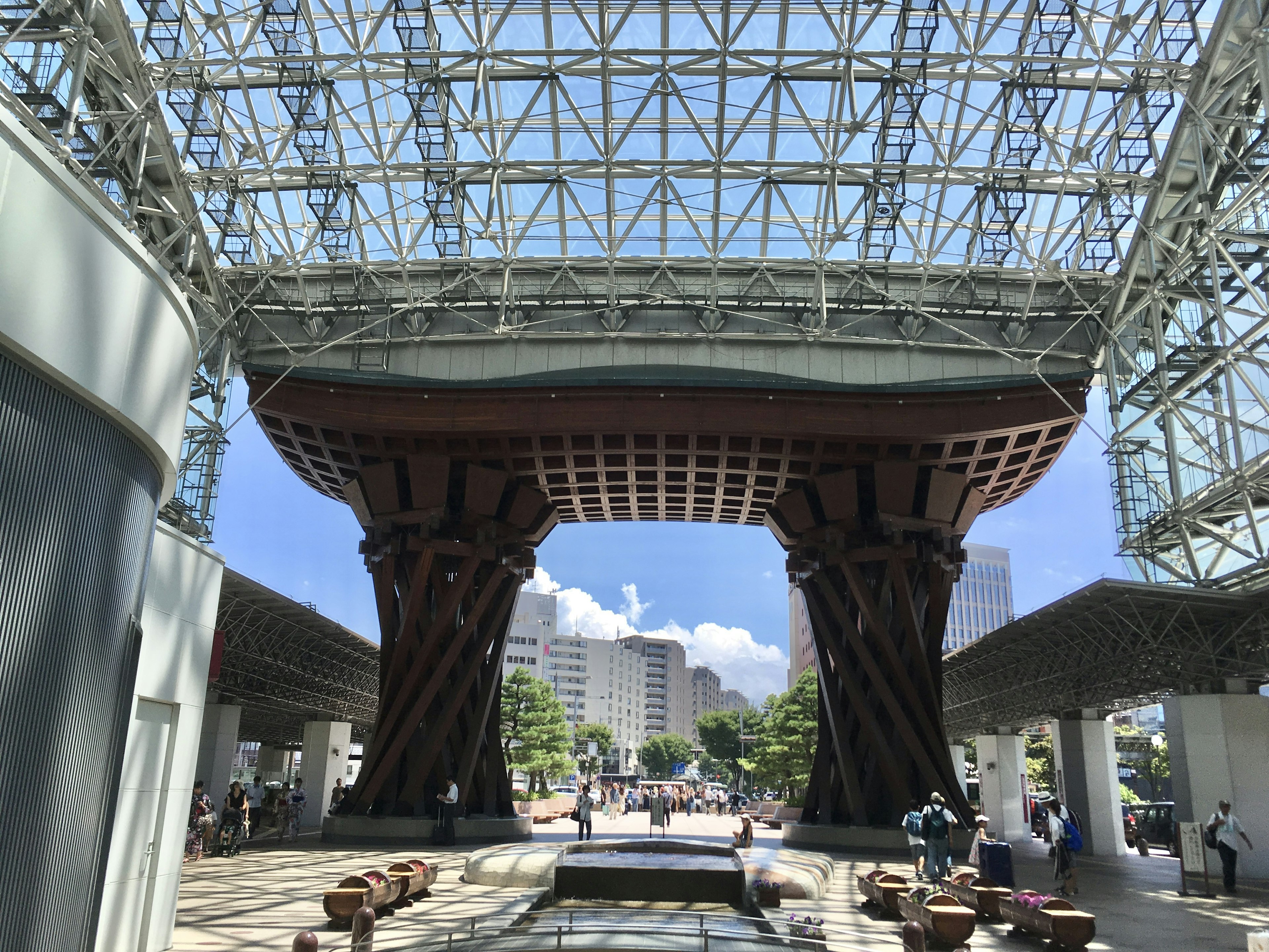 Bella architettura vista da sotto il cancello Tsuzumi di Kanazawa