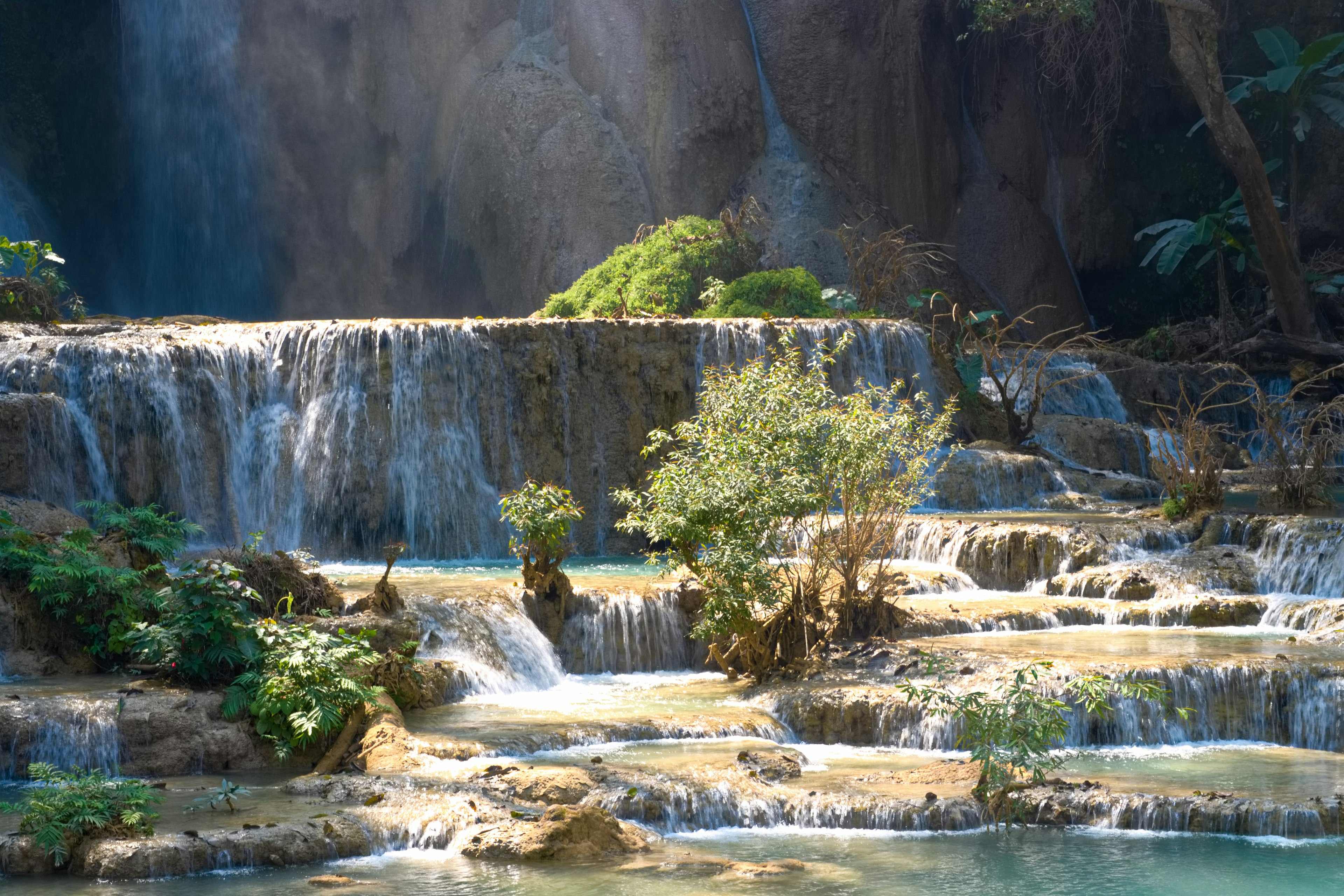 Paysage naturel avec de belles cascades et une verdure luxuriante