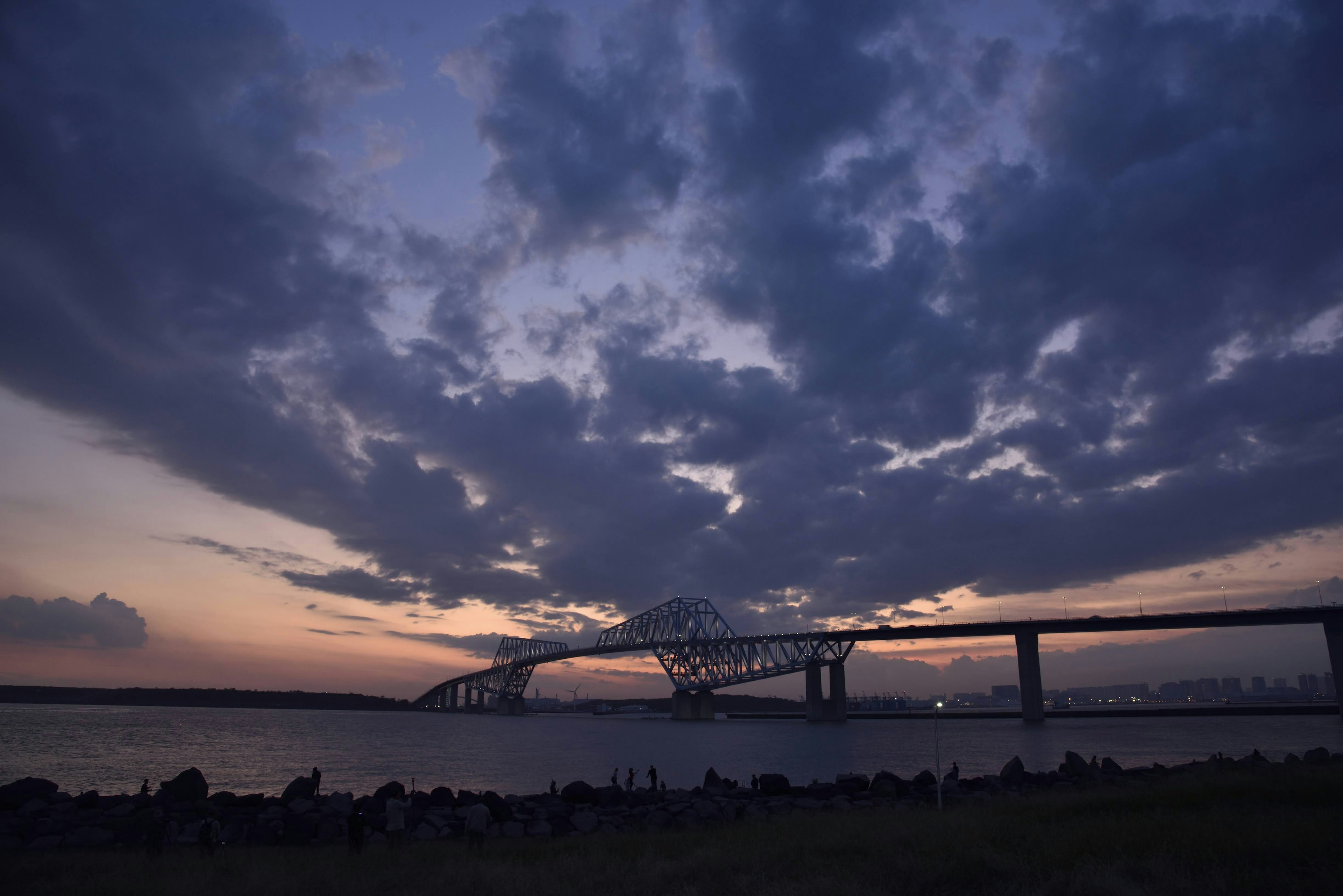 Brücke silhouettiert gegen einen dramatischen Sonnenuntergangshimmel