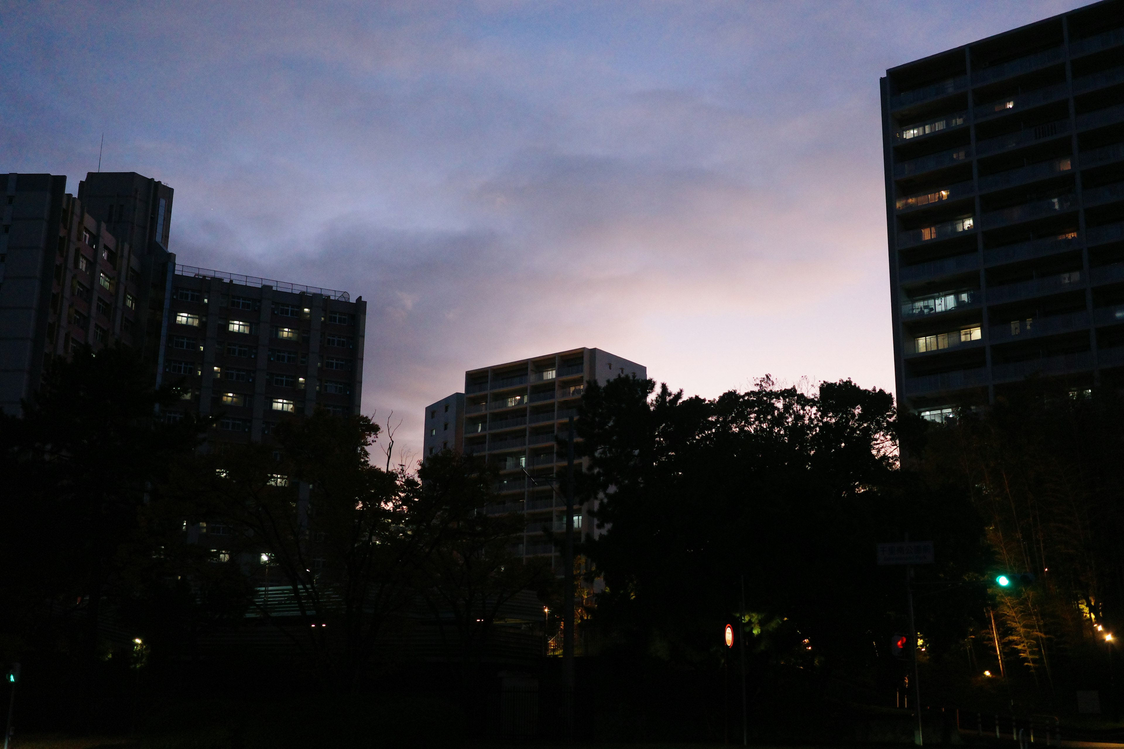 夕暮れ時の都市風景と高層ビル群