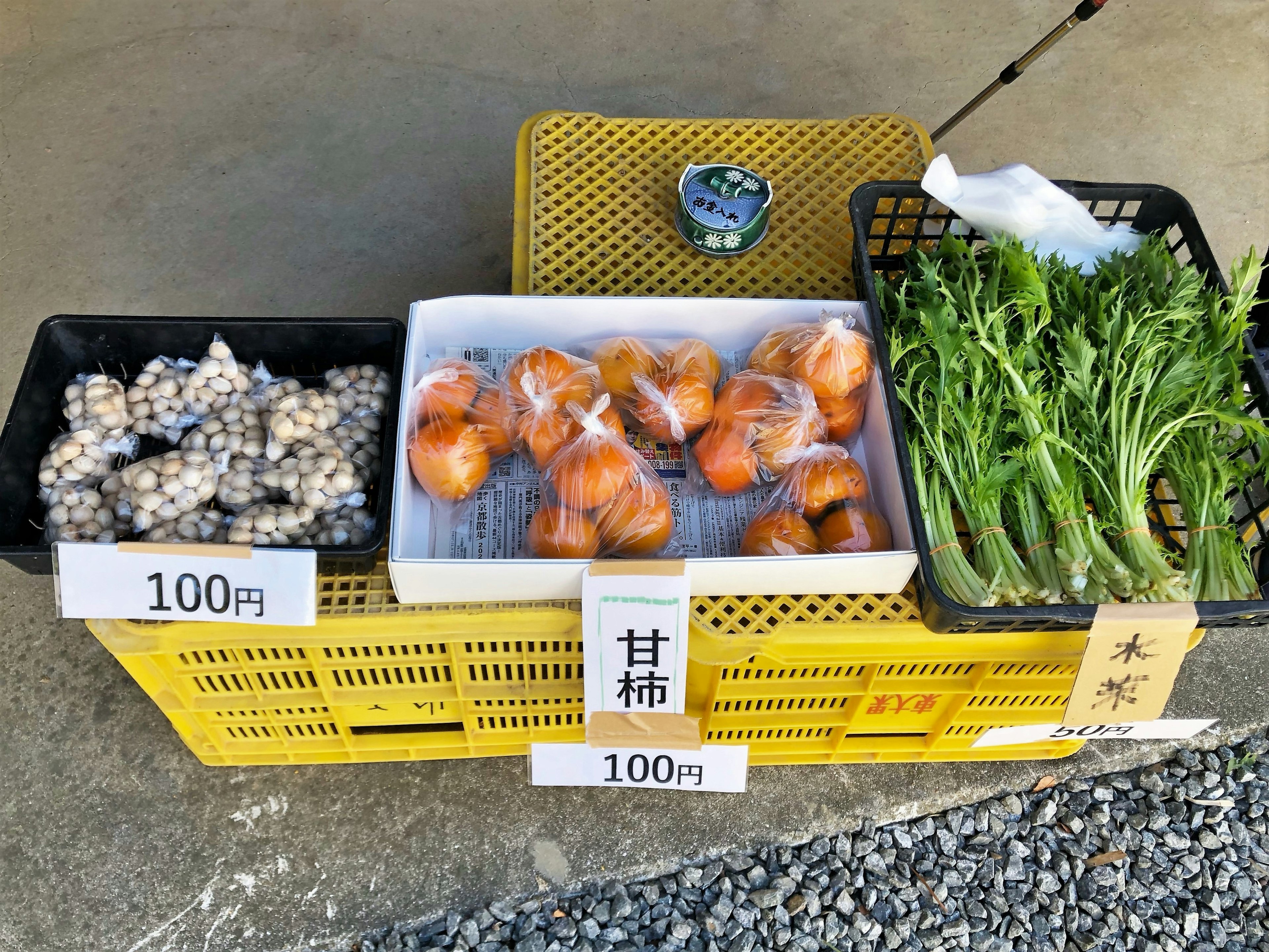 Anzeige von frischem Gemüse und Obst auf einem Markt