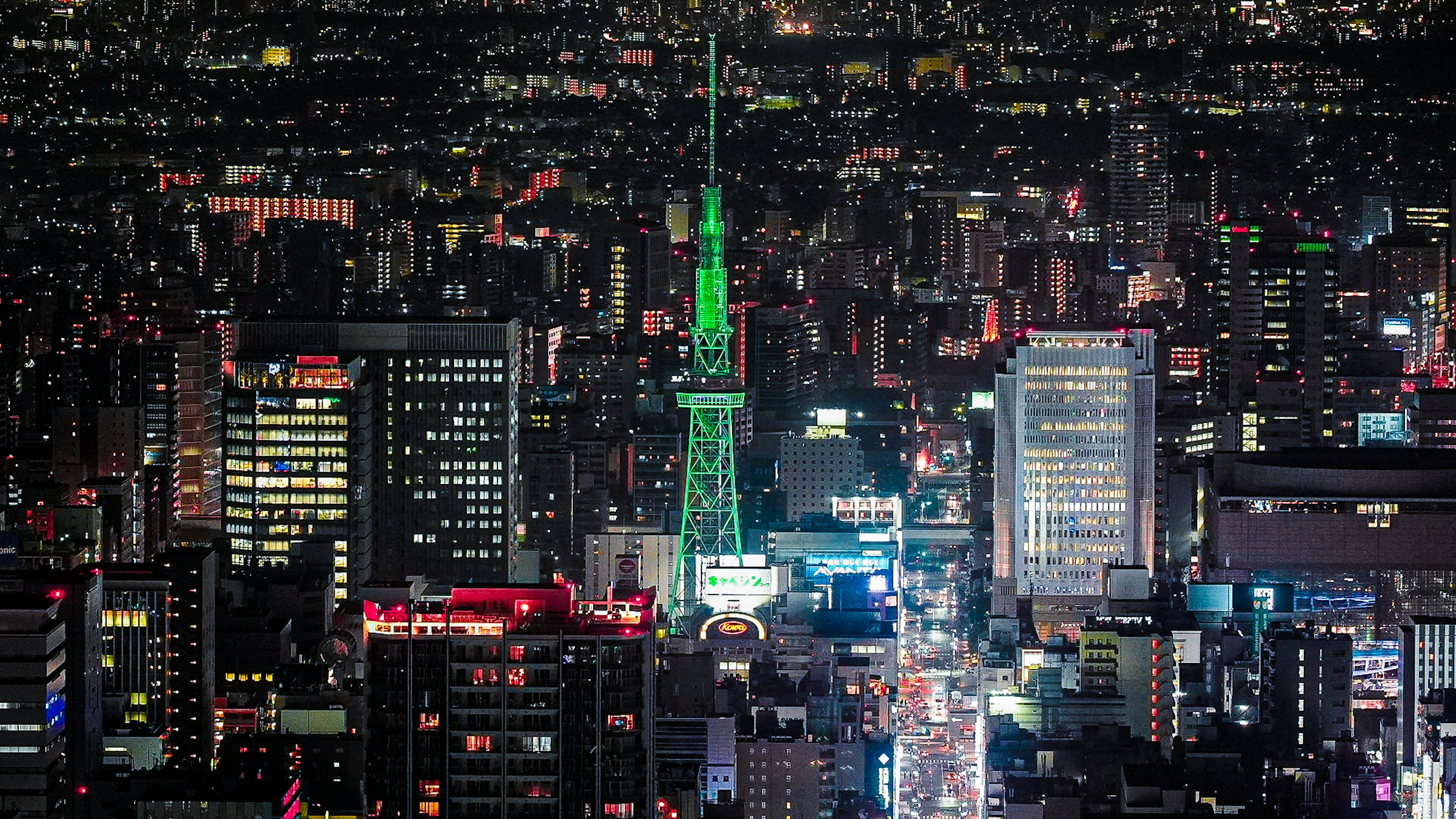 東京スカイツリーが緑色にライトアップされた夜景