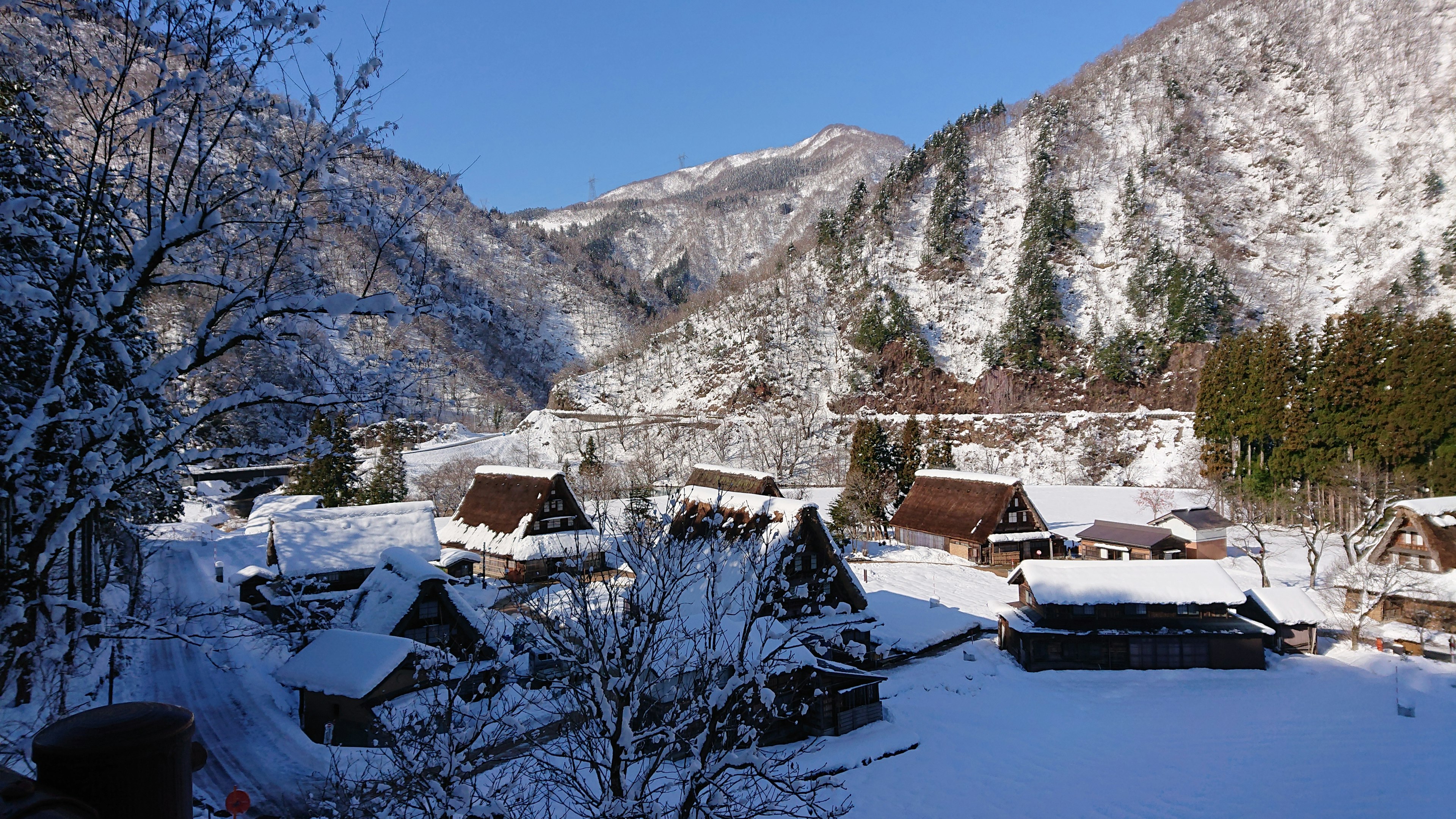 눈 덮인 산악 마을과 전통적인 가쇼즈쿠리 집들