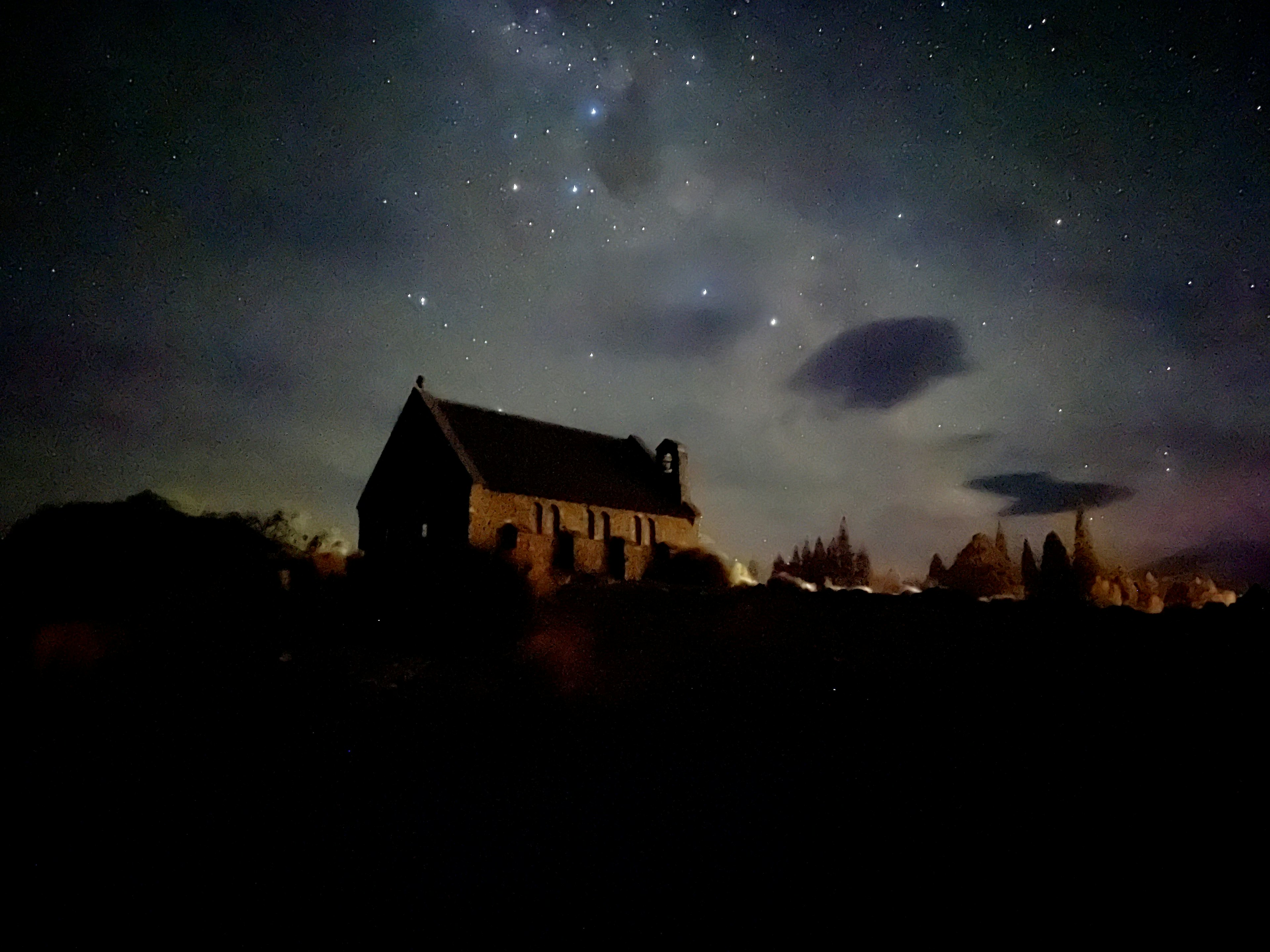 星空の下に立つ古い家のシルエット