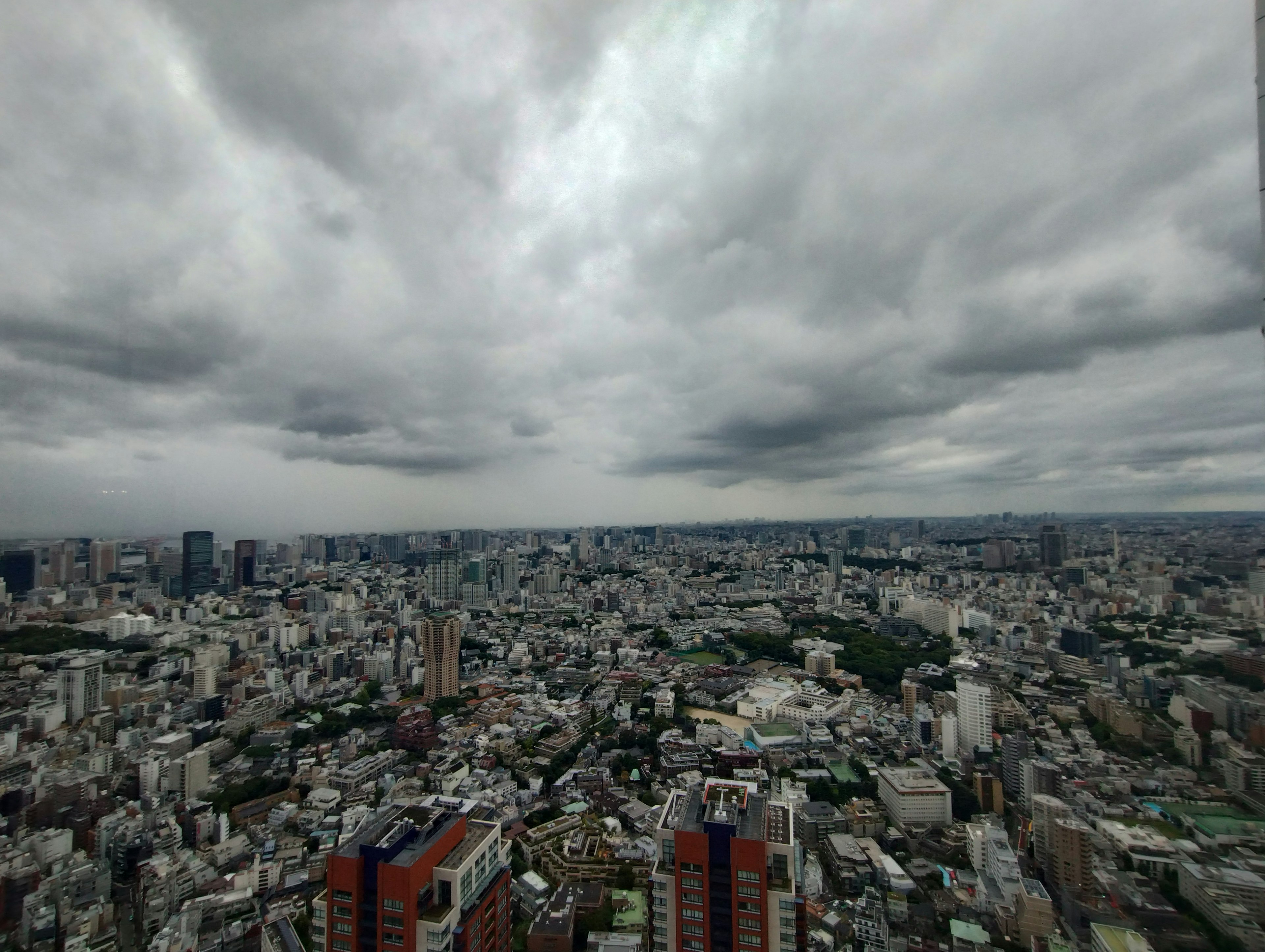 Tầm nhìn về đường chân trời của Tokyo dưới bầu trời nhiều mây