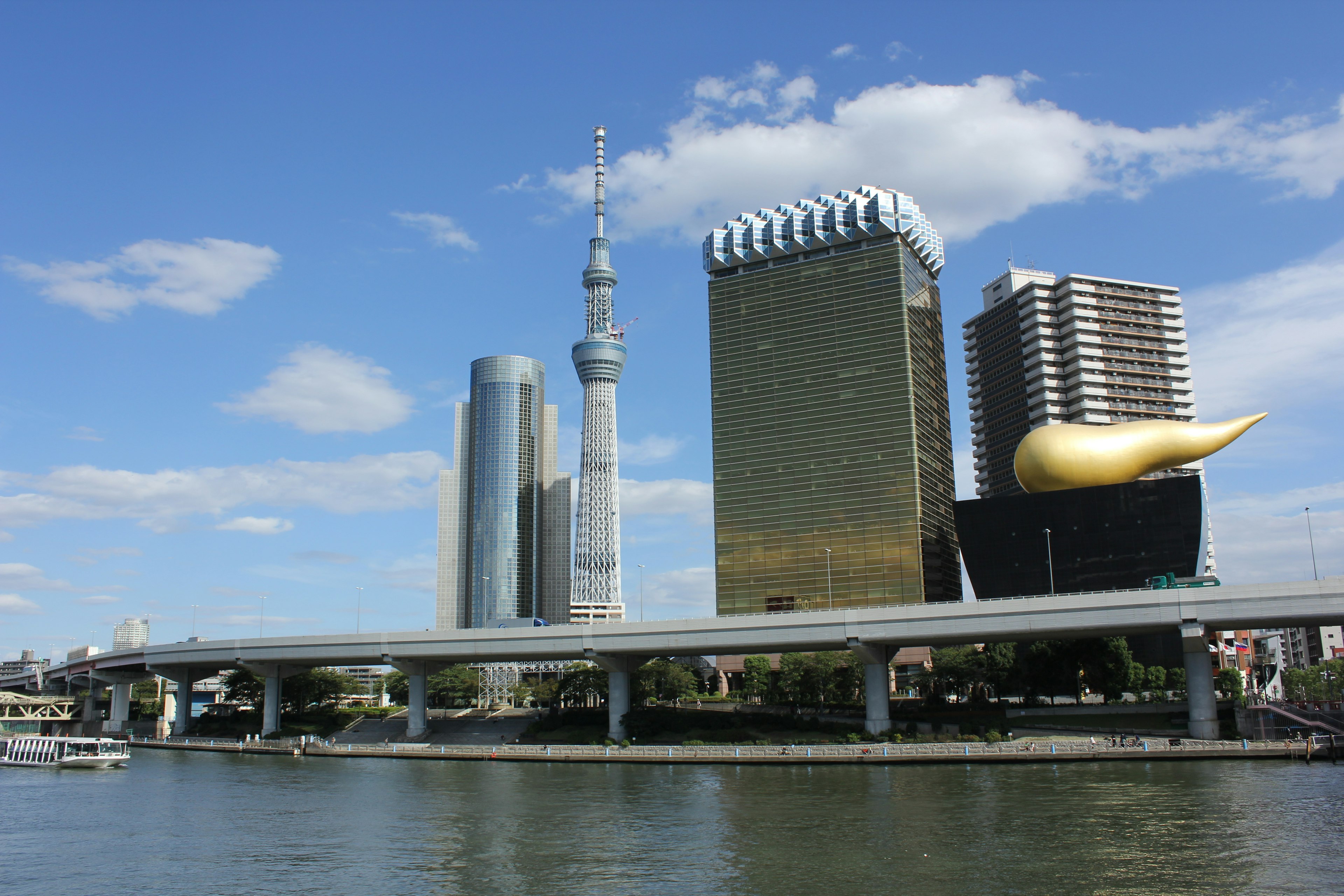 Pemandangan Tokyo Skytree dan kantor pusat Asahi Beer