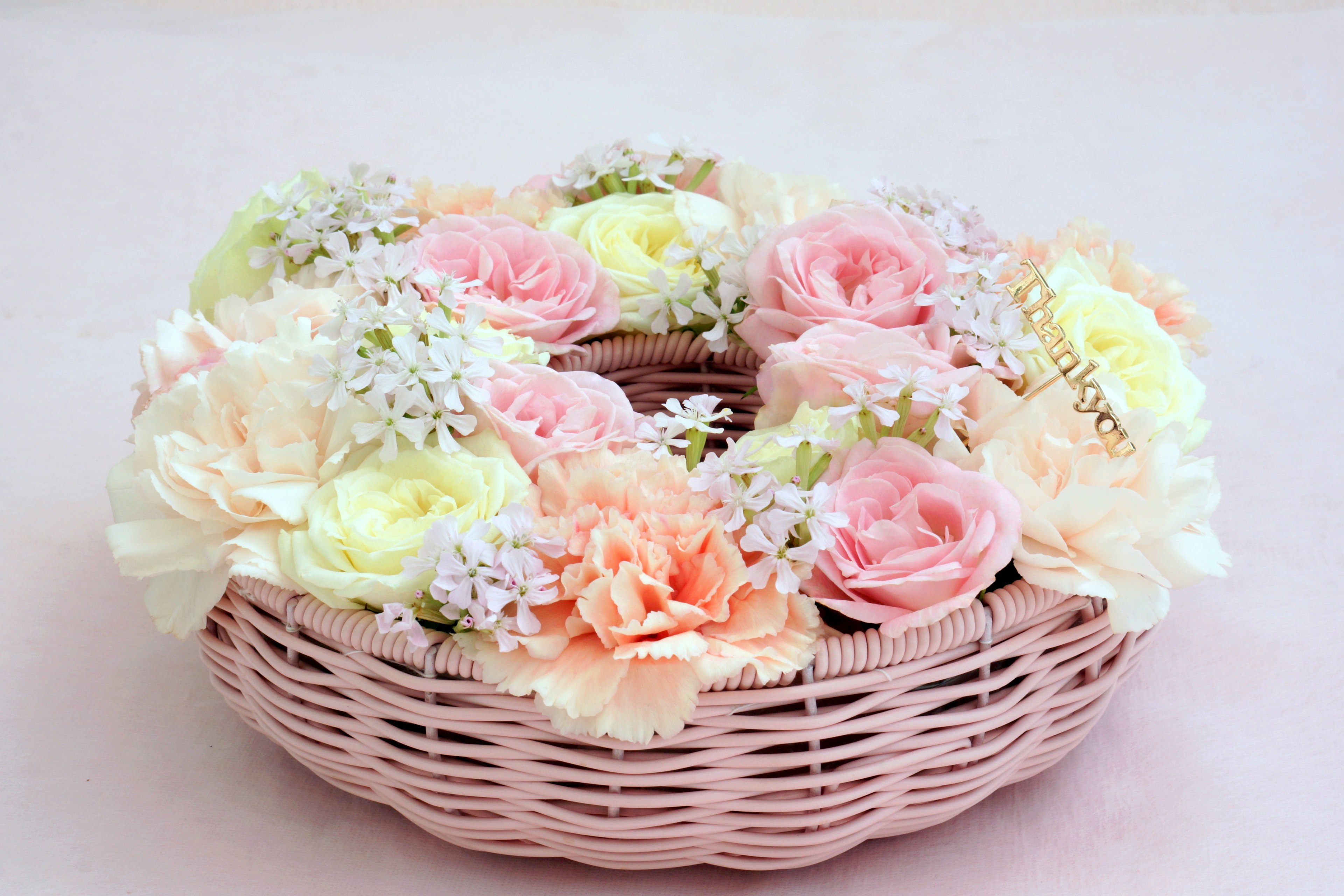 Un bel arrangement de fleurs dans un panier rose