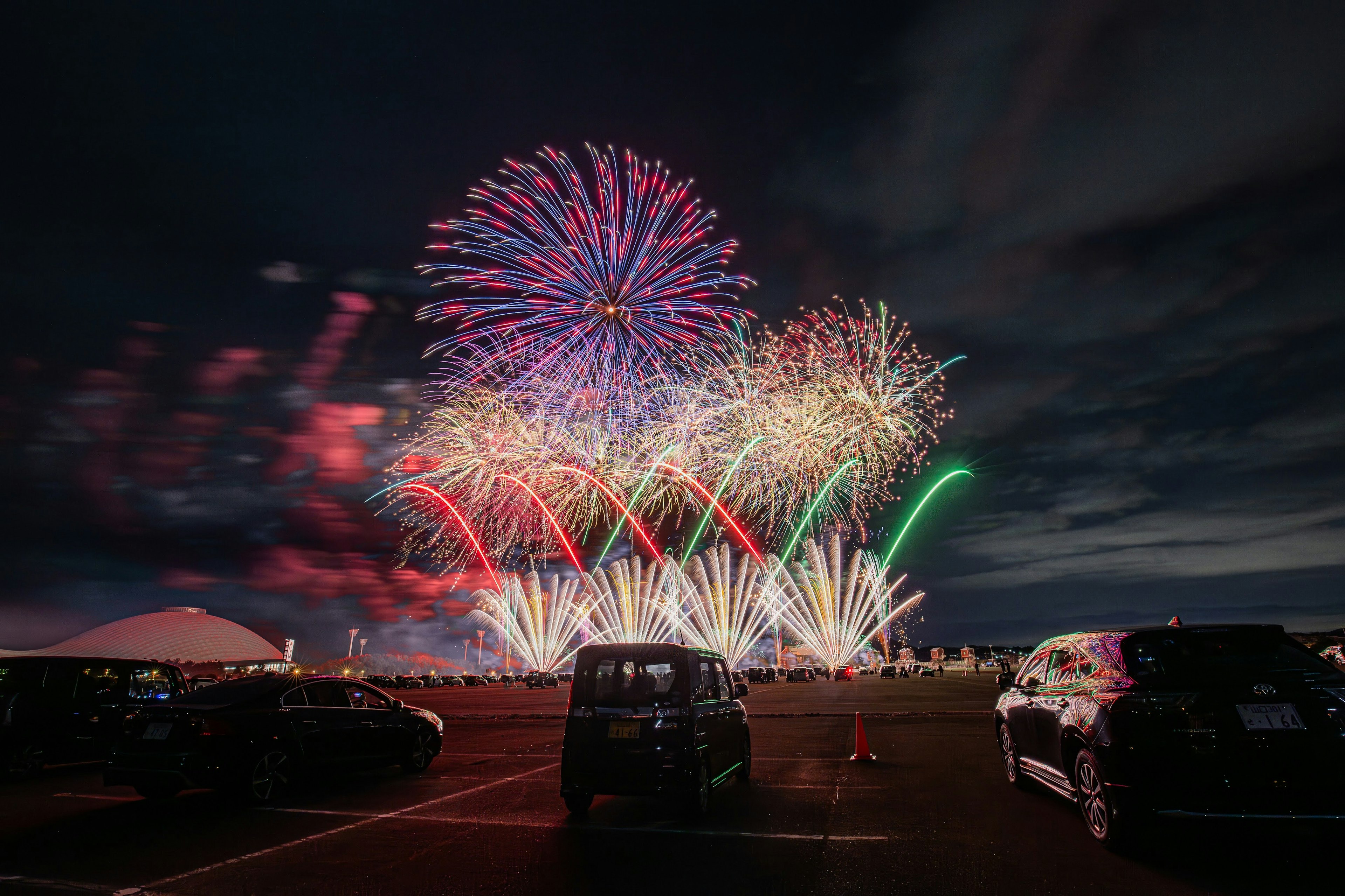 夜空に花火が打ち上げられる様子 色とりどりの花火が広がる