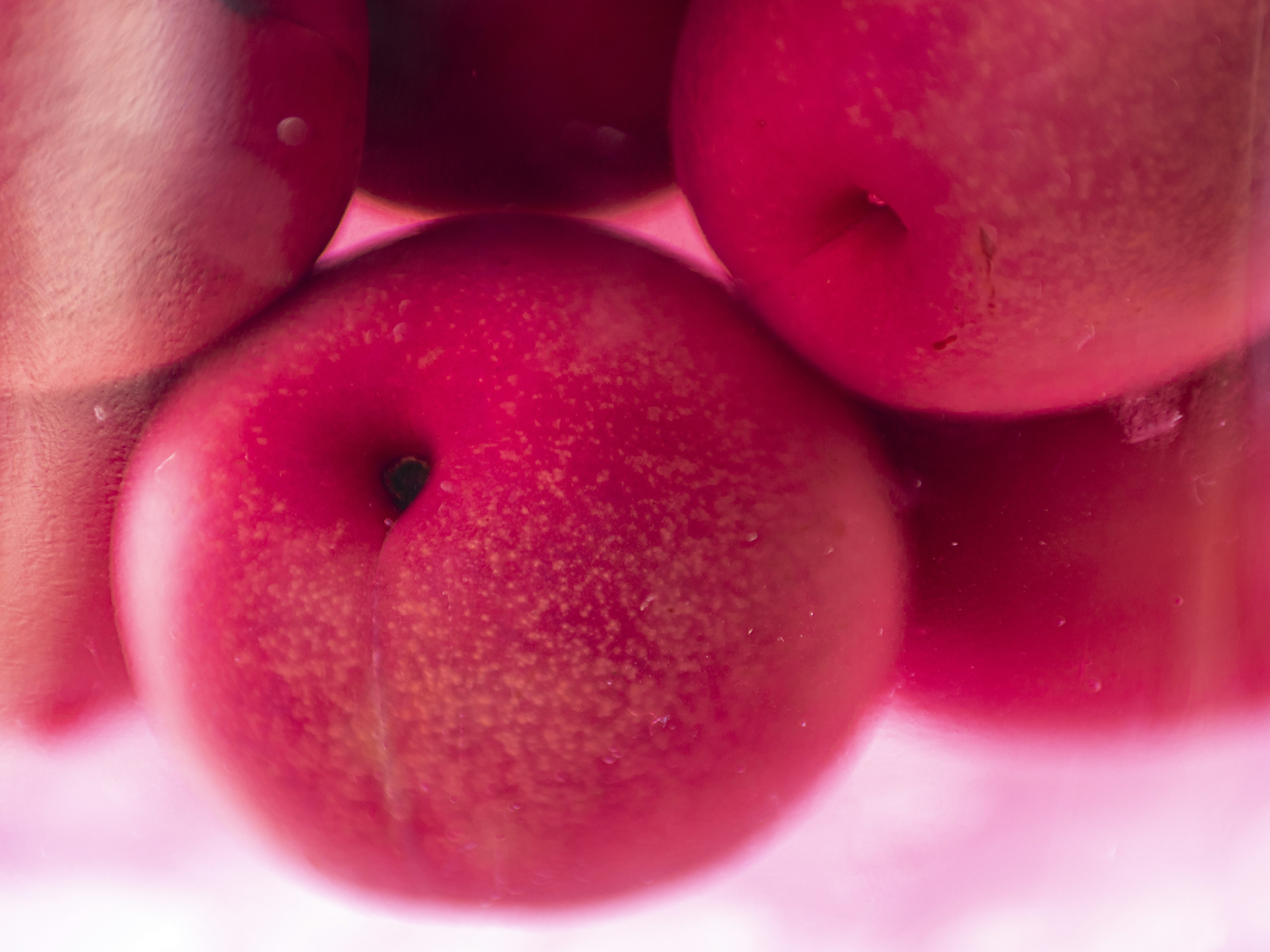 Rote Früchte in einem Glasbehälter