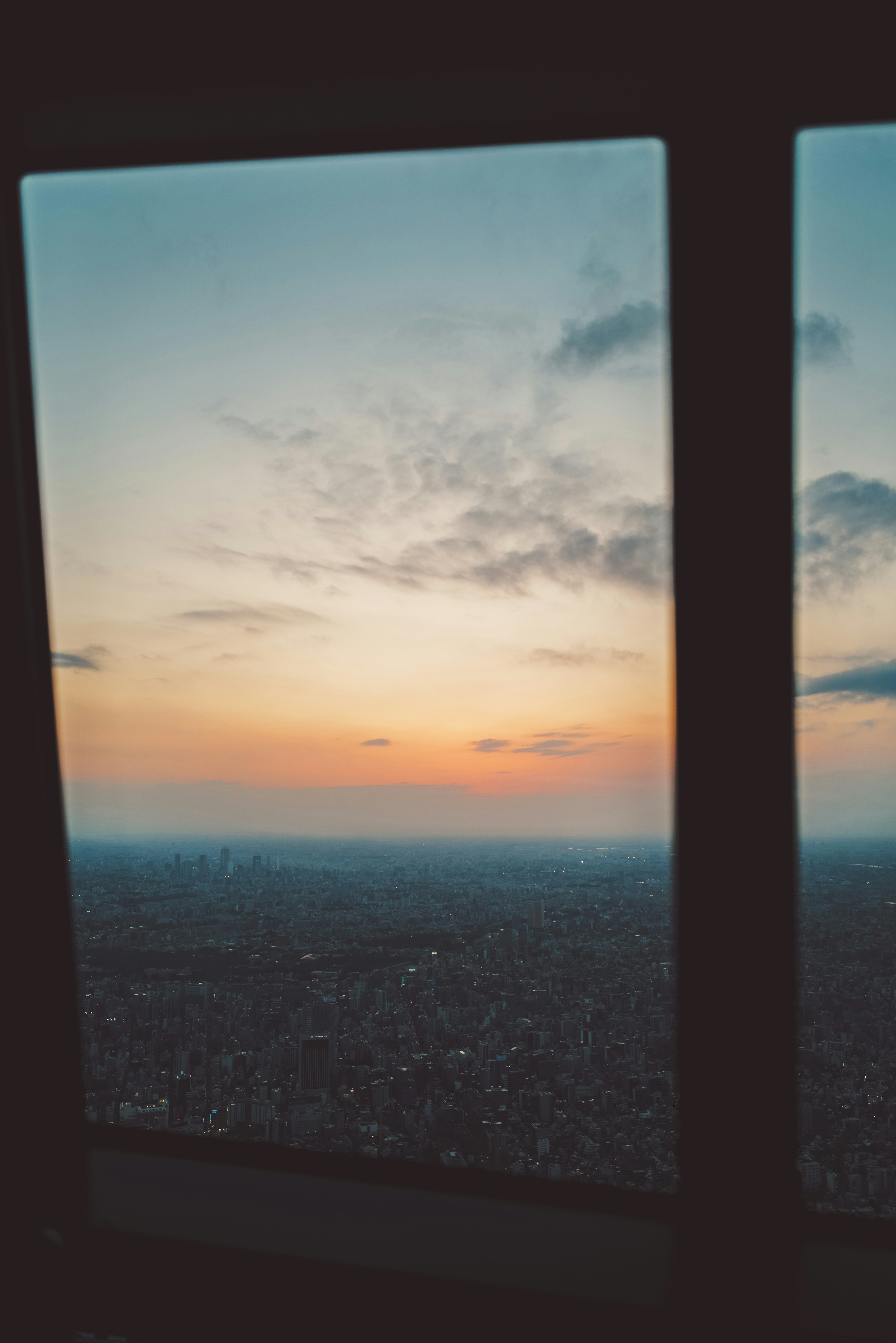 夕焼けの空が見える窓からの風景