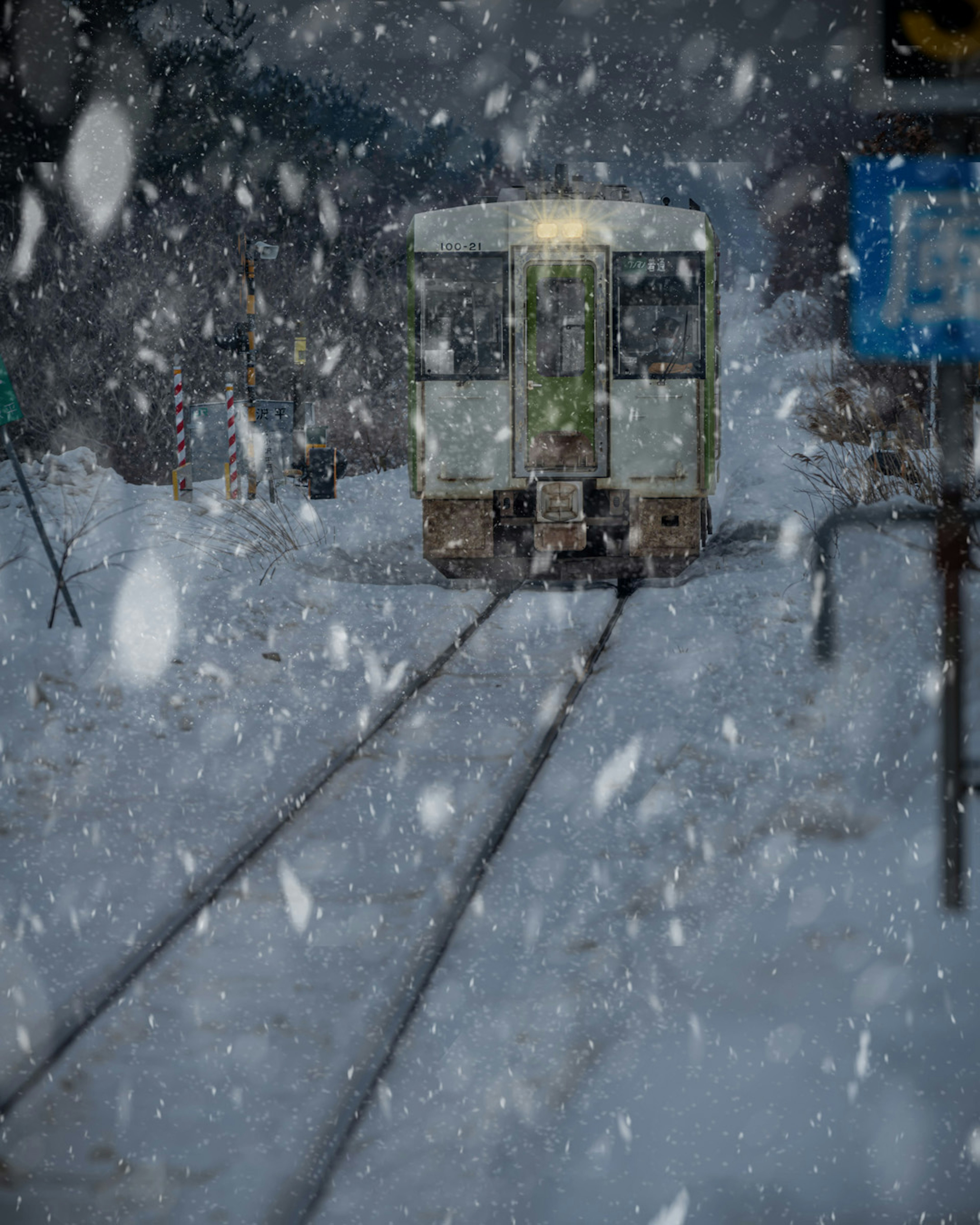 Treno in arrivo nella neve fitta con fiocchi di neve che cadono