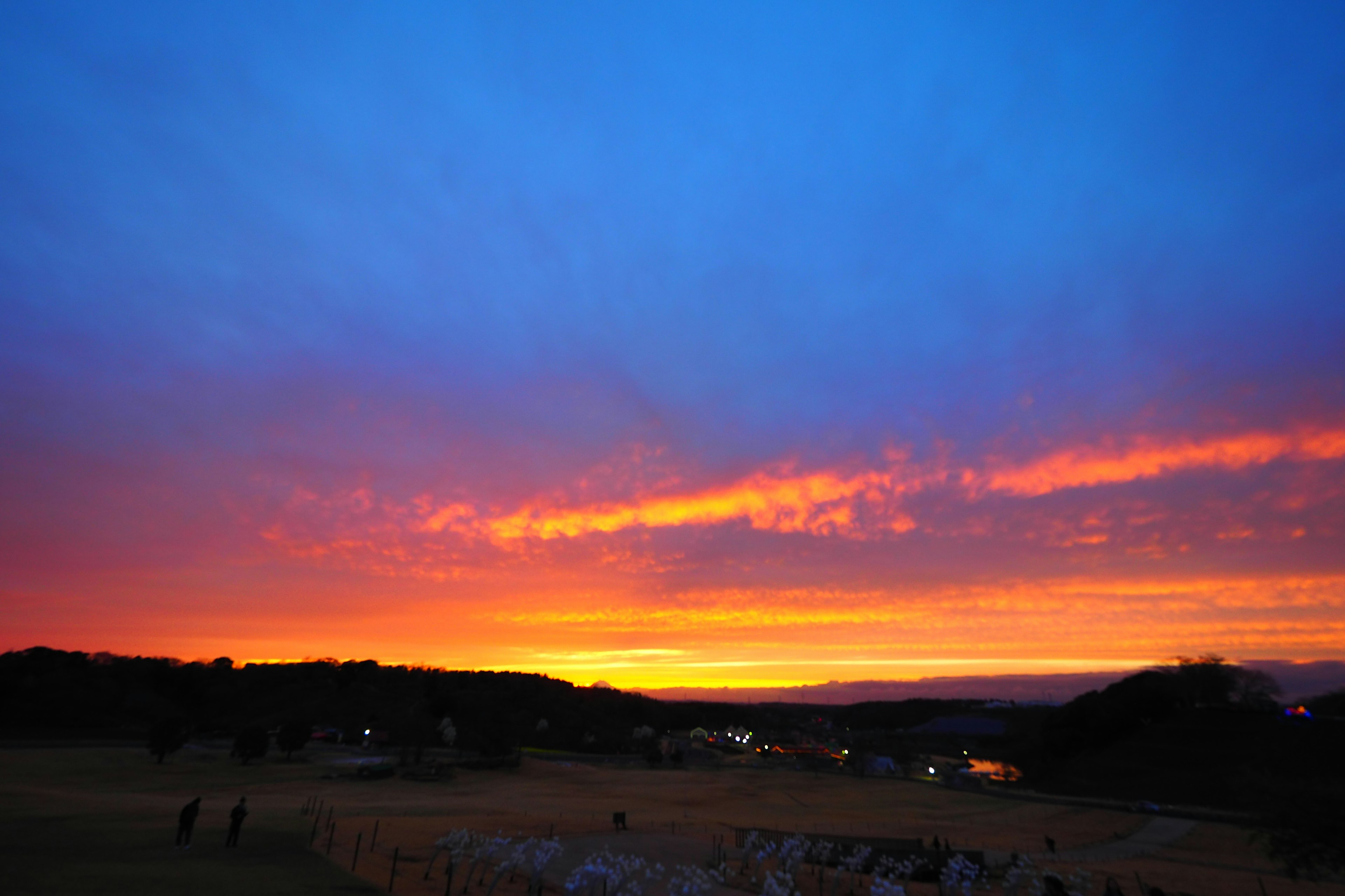 Coucher de soleil vibrant avec un ciel coloré et des collines en silhouette