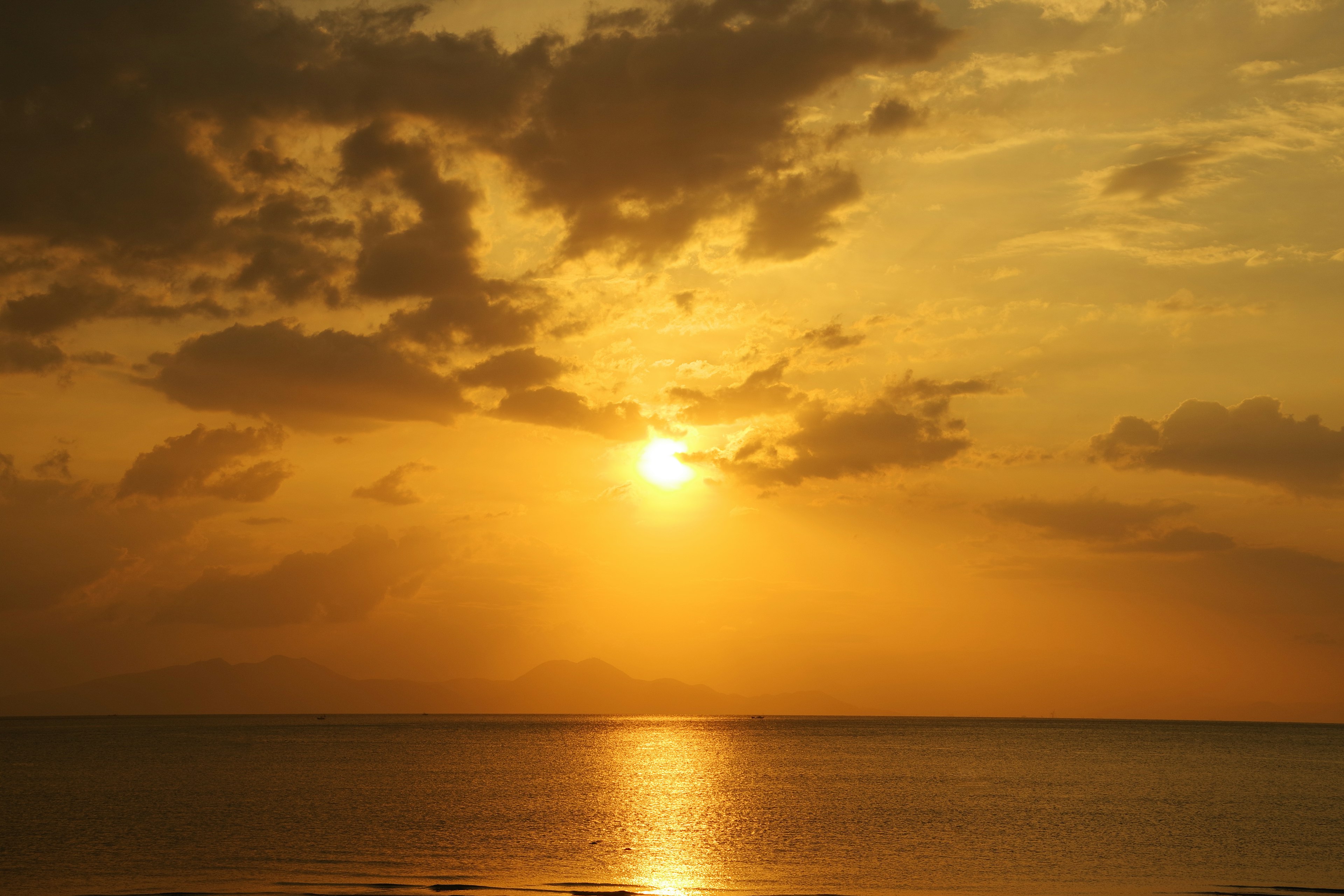 Schöner Sonnenuntergang, der sich im Ozean spiegelt