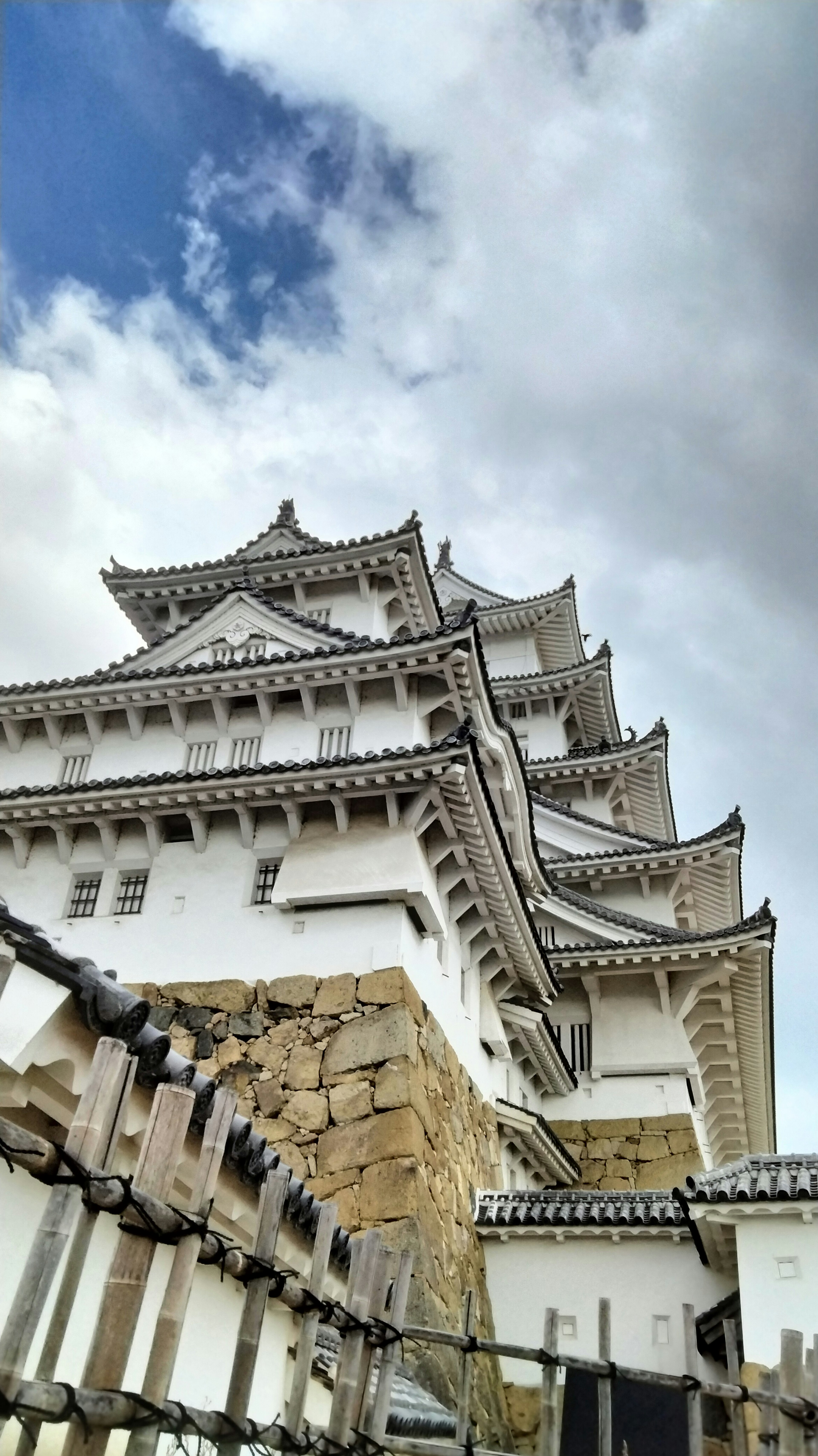 Les magnifiques tours blanches du château de Himeji sous un ciel bleu