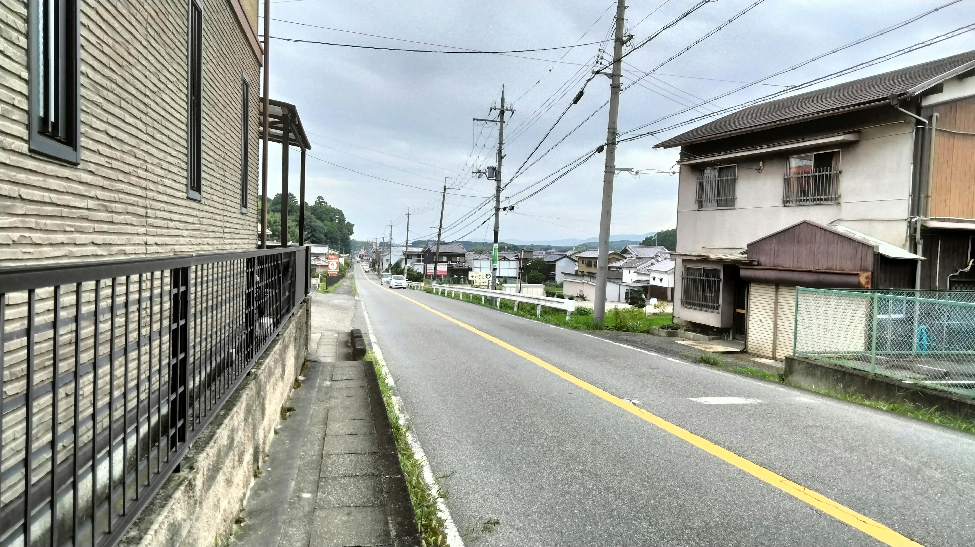 Ruhige Straßenansicht in einer japanischen Stadt mit umliegenden Häusern