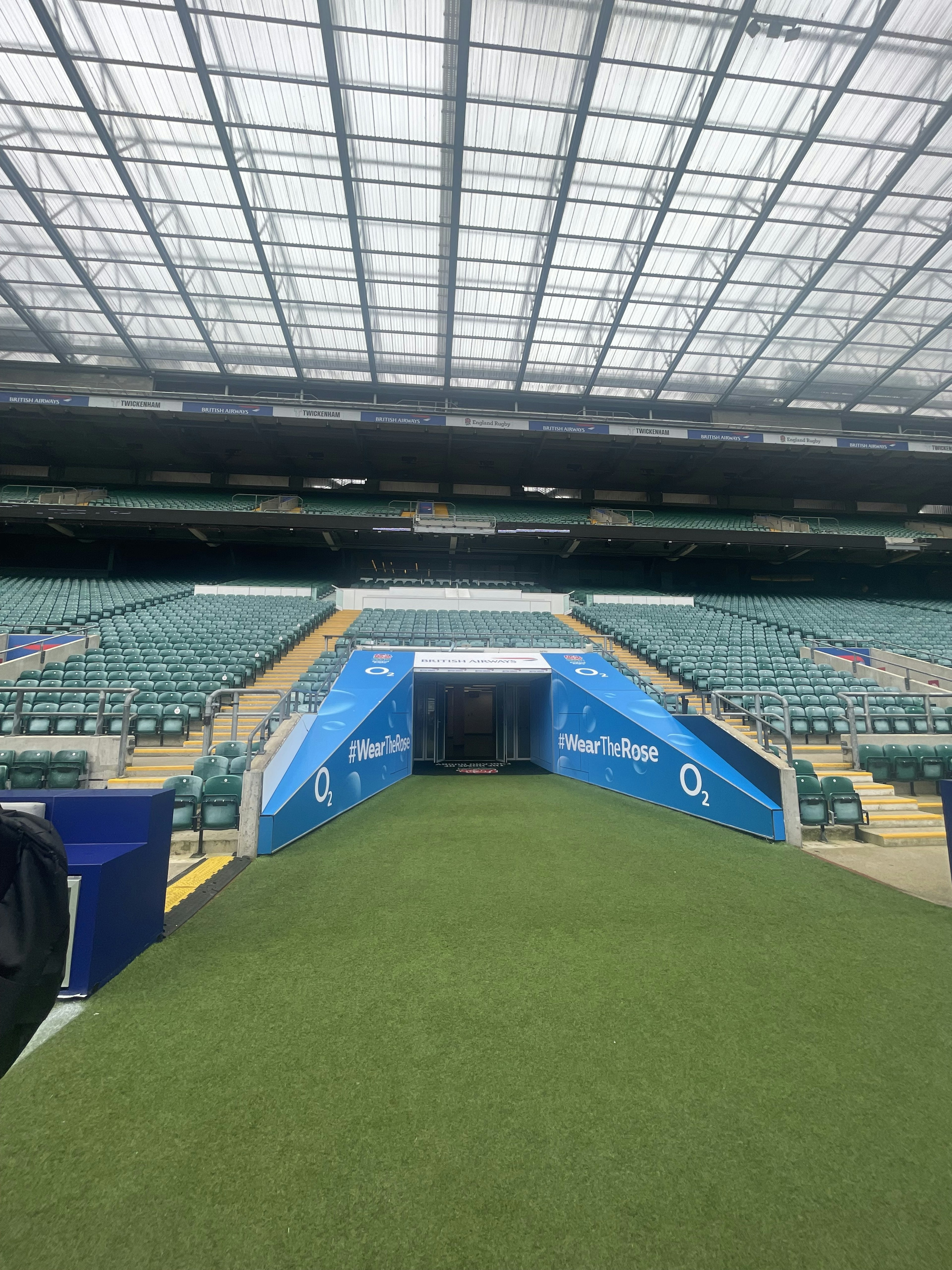 Entrée du tunnel au stade de Twickenham avec zone de sièges