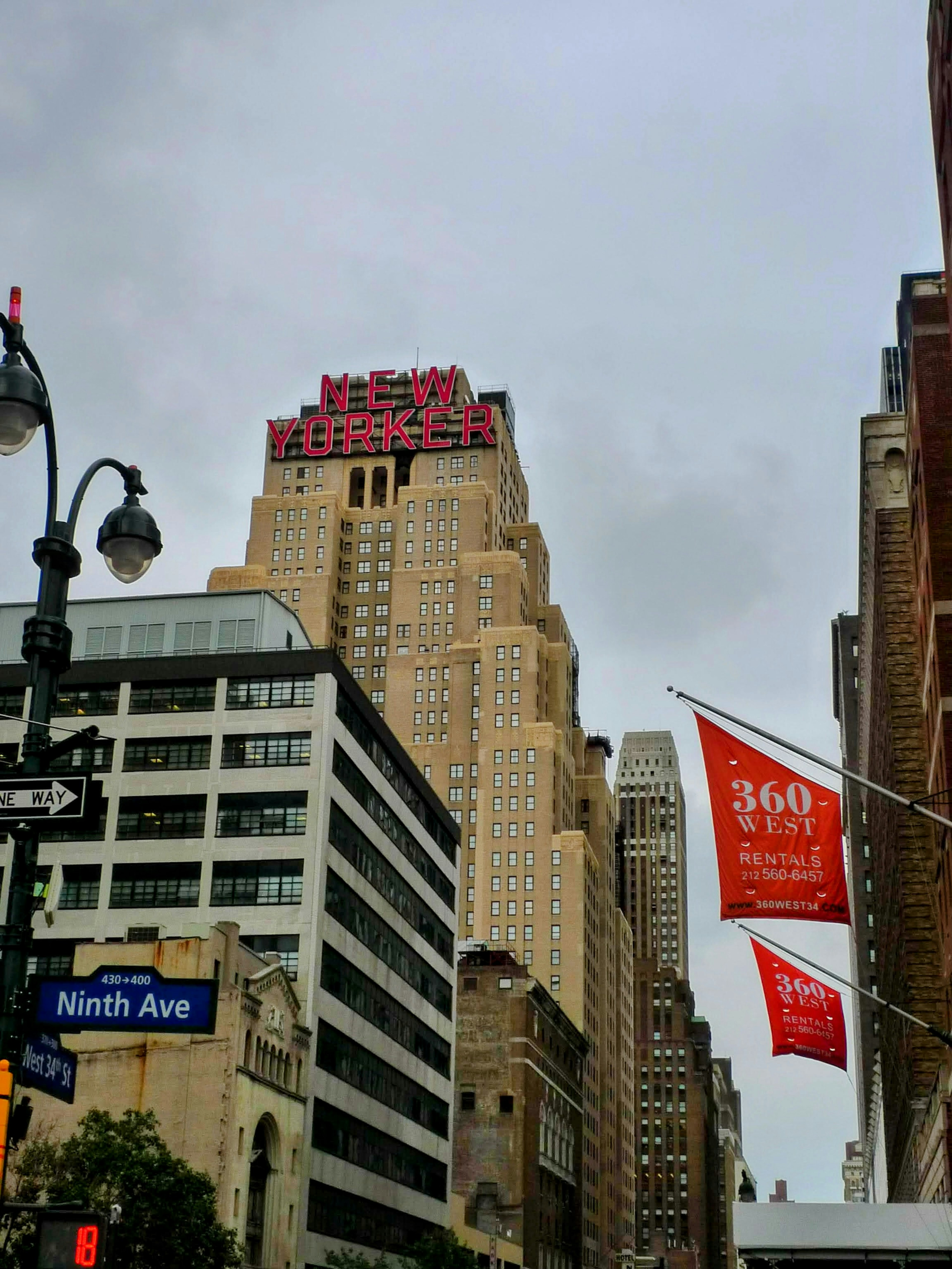 Gedung pencakar langit New York dengan tanda Mezzanine dan pemandangan jalan sekitar