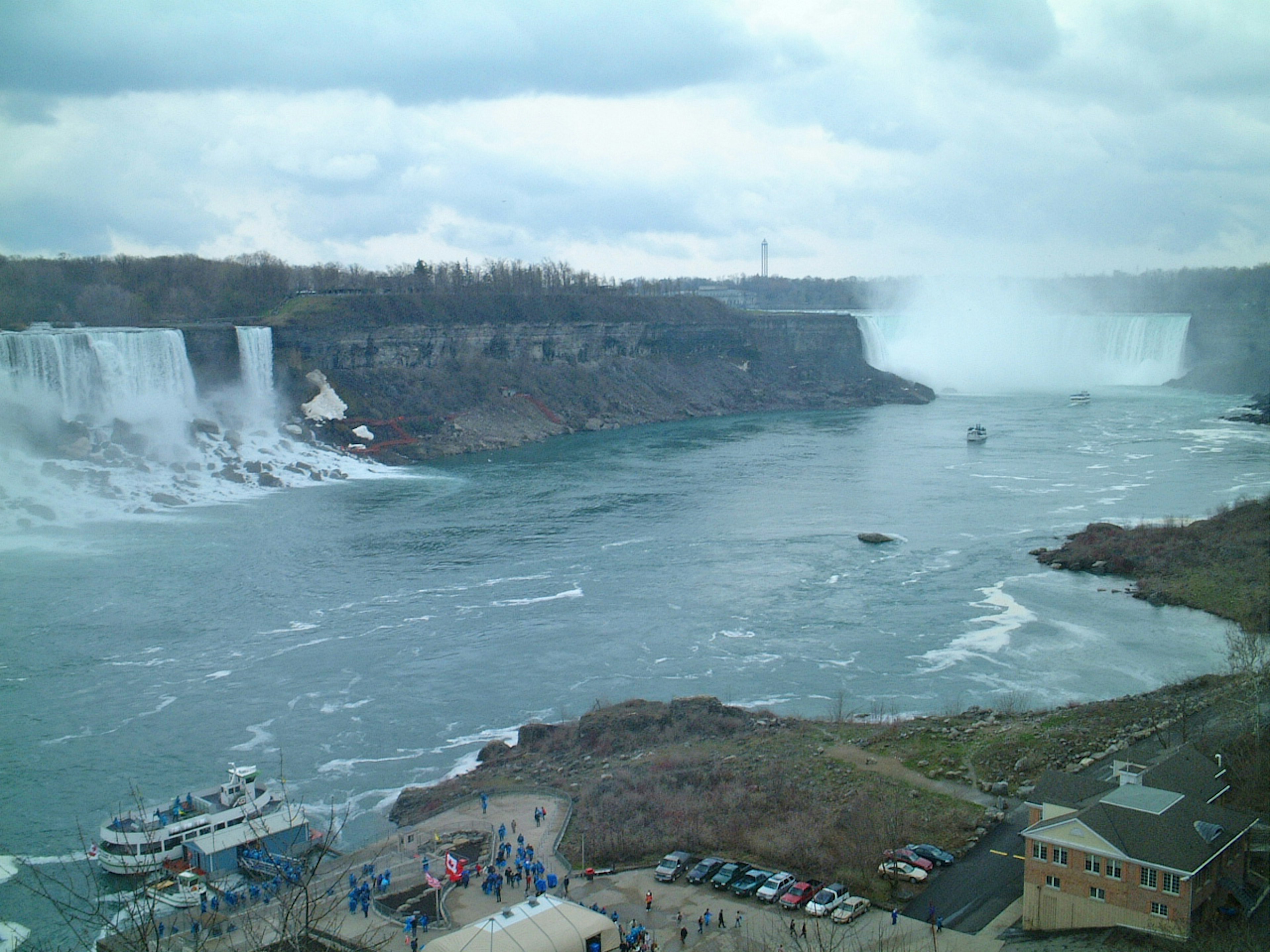 Vue majestueuse des chutes du Niagara avec de la brume s'élevant des chutes et des bateaux de touristes