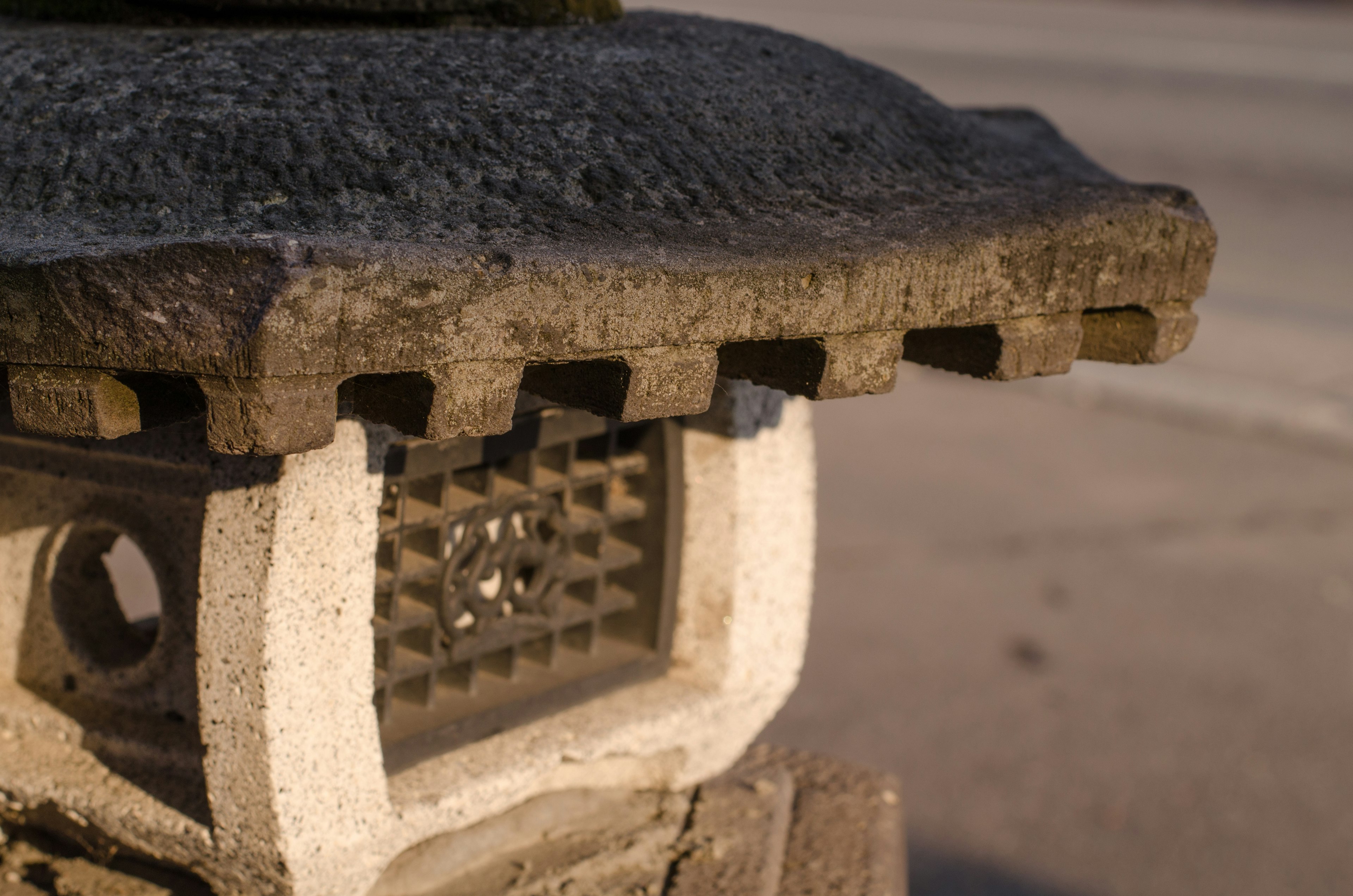 Primo piano di una lanterna in pietra antica che mostra dettagli intricati