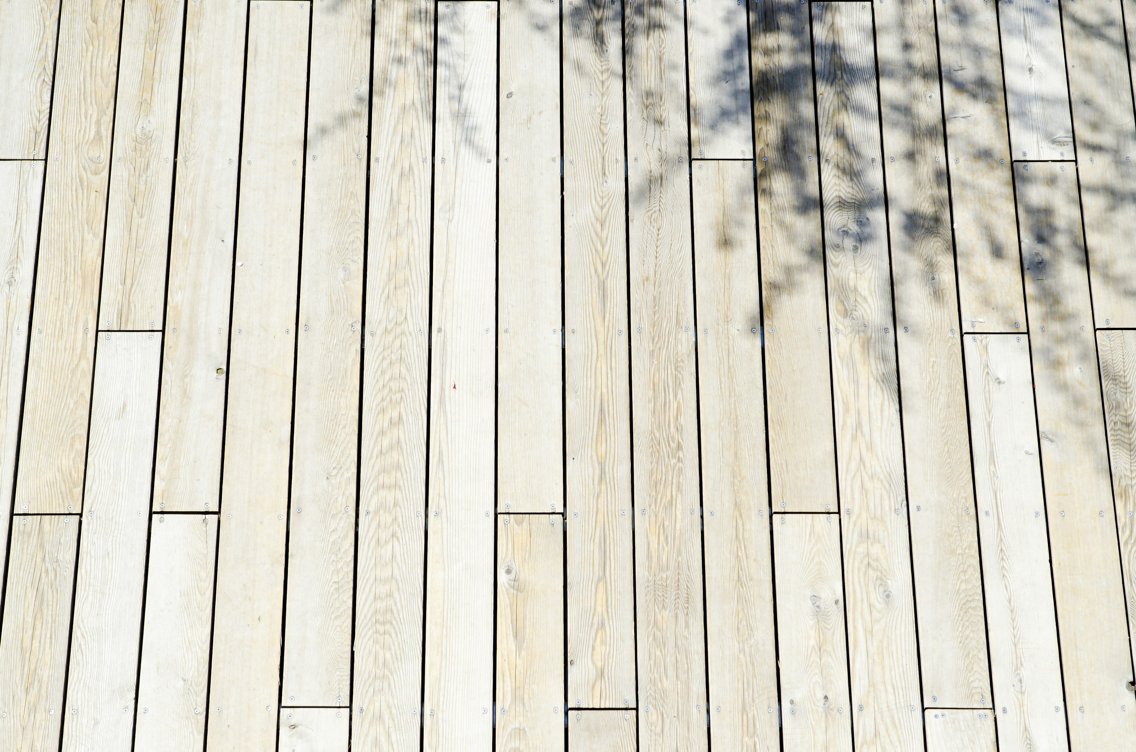 Sol en bois clair avec un motif d'ombre