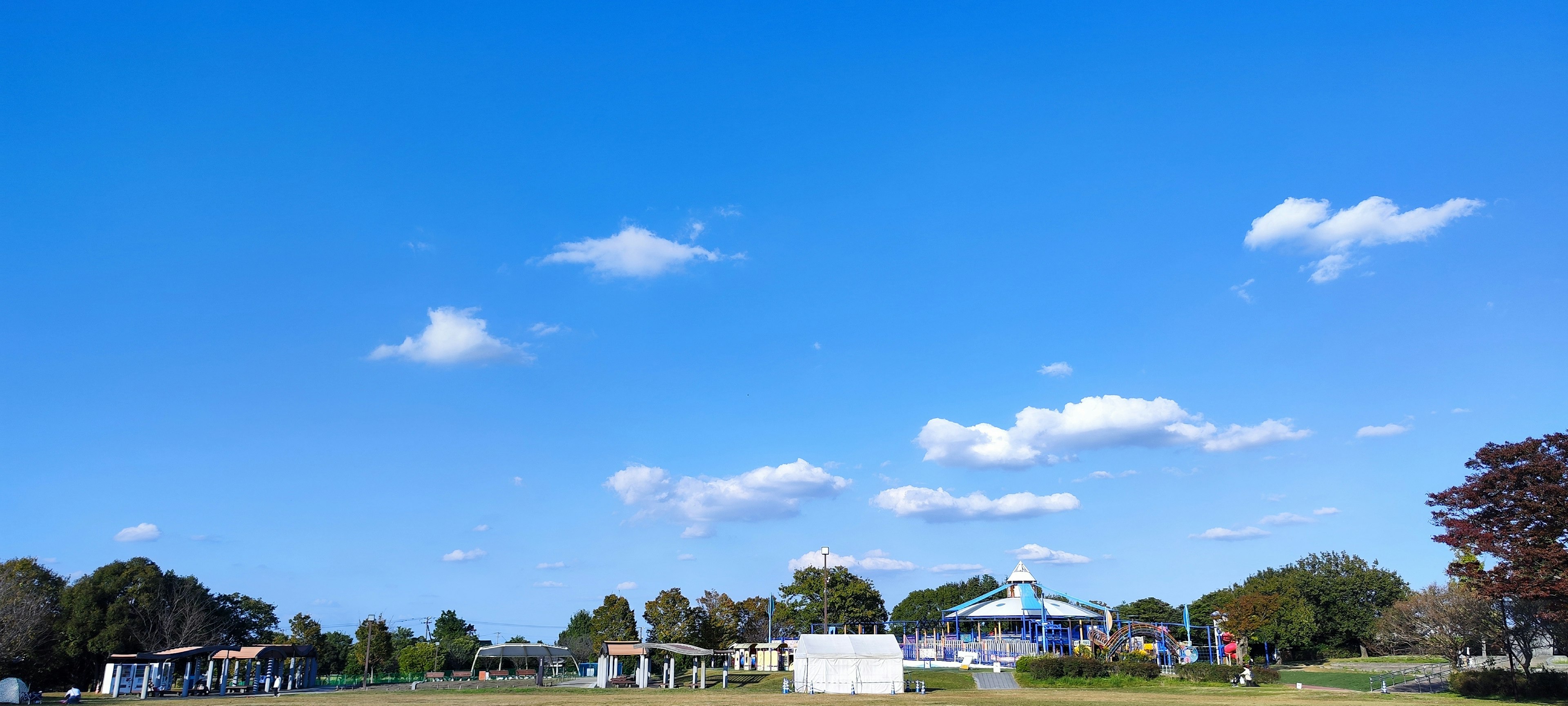 青空の下に広がる風景と建物のある風景