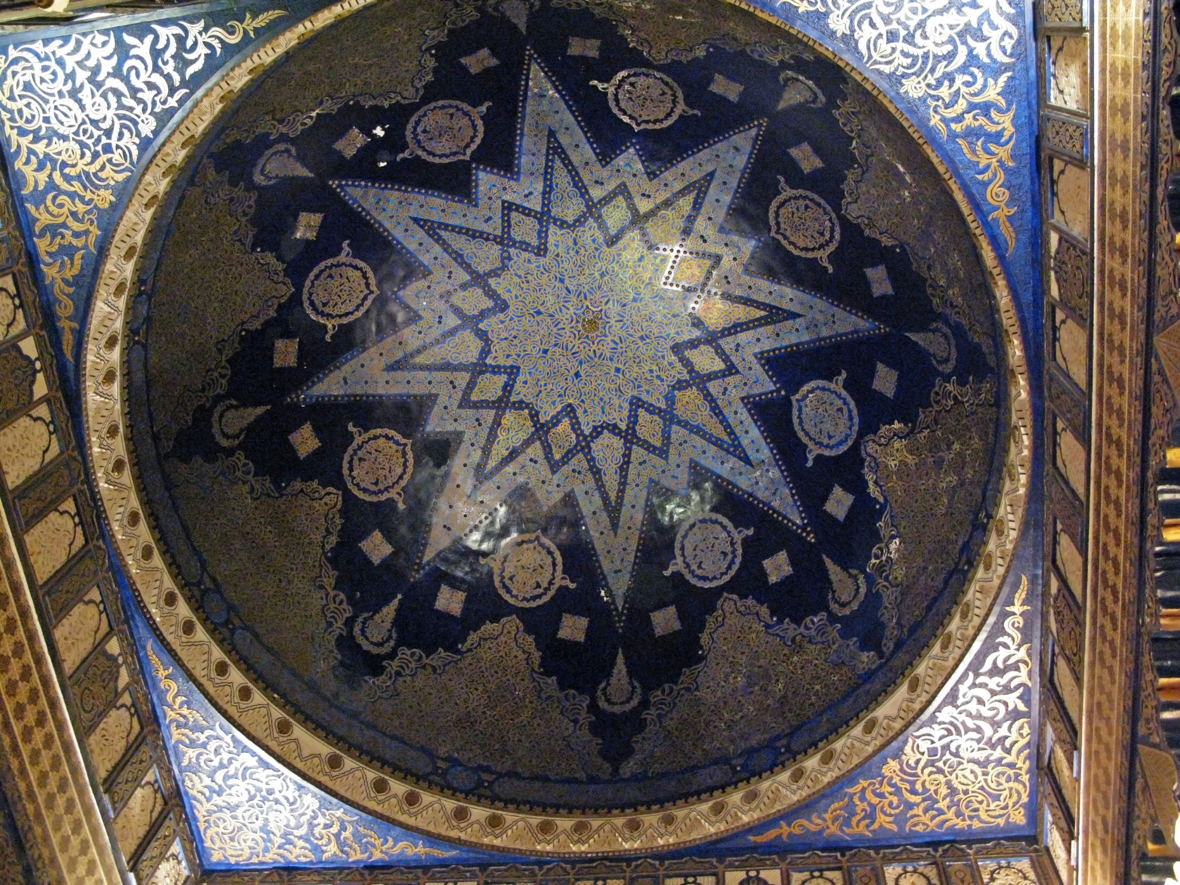 Hermoso diseño de techo de mosaico con una estrella octagonal