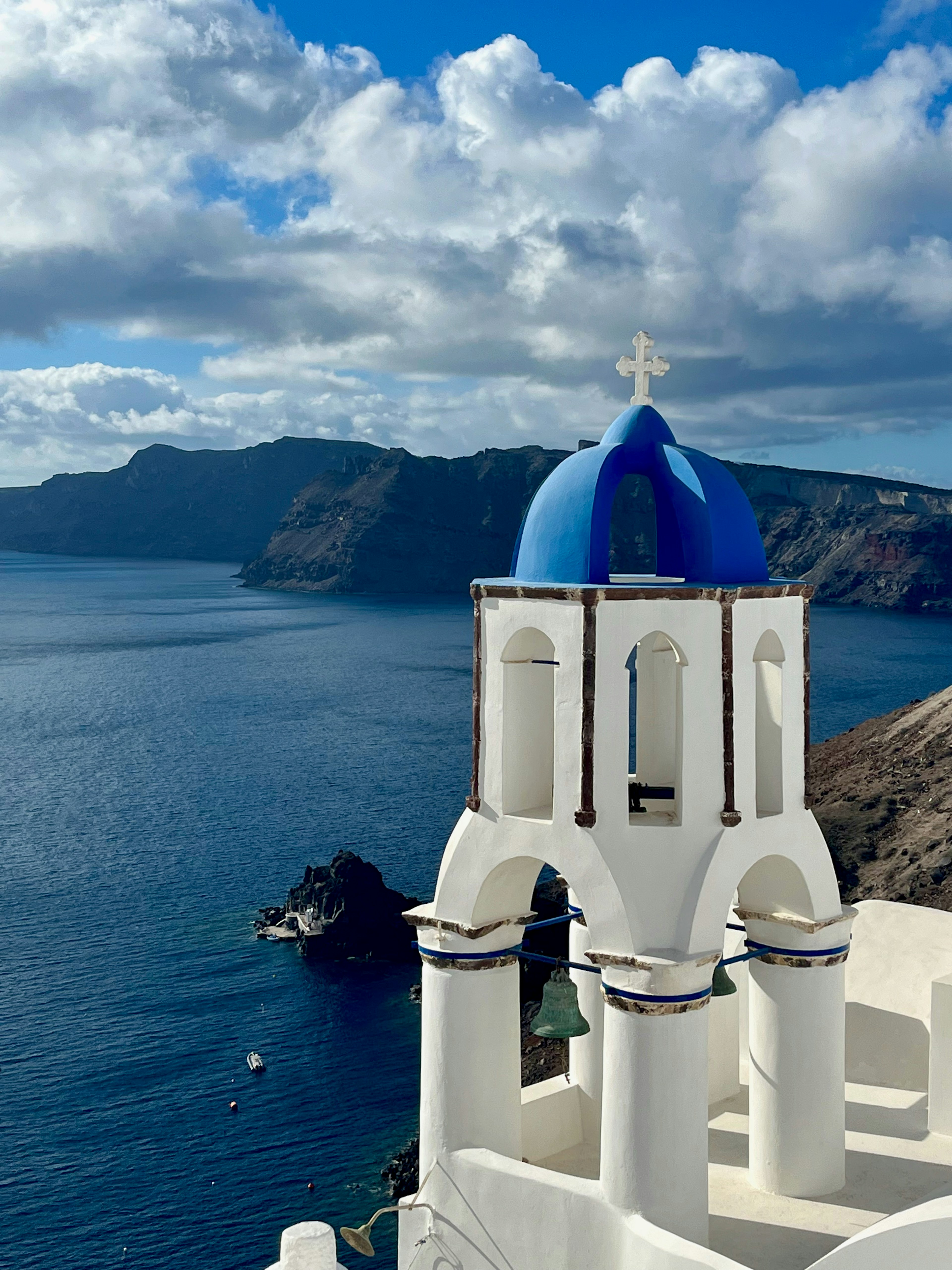 Iglesia con cúpula azul con vista al mar