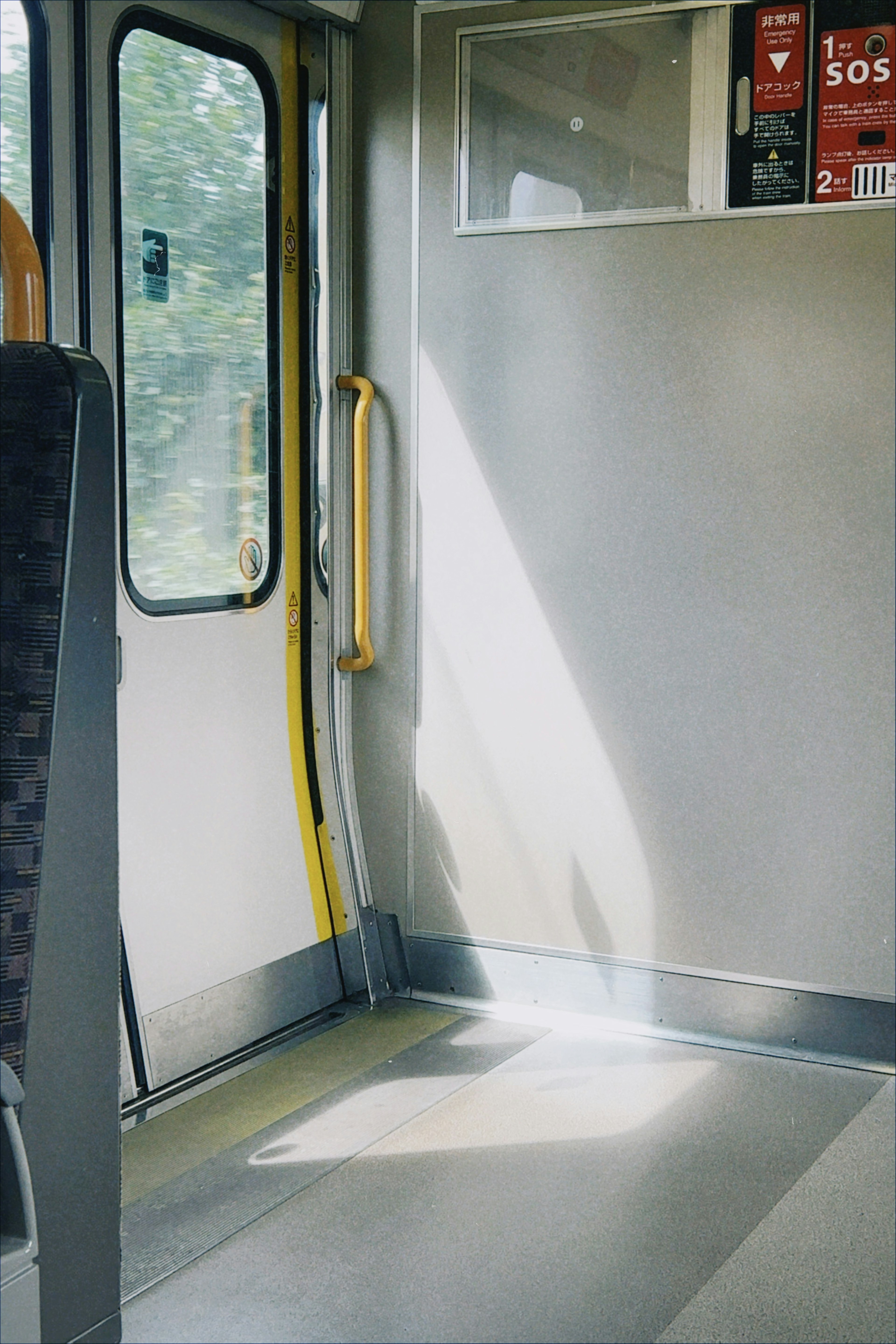 Interno di un treno con luce e ombra sui muri e sulla porta