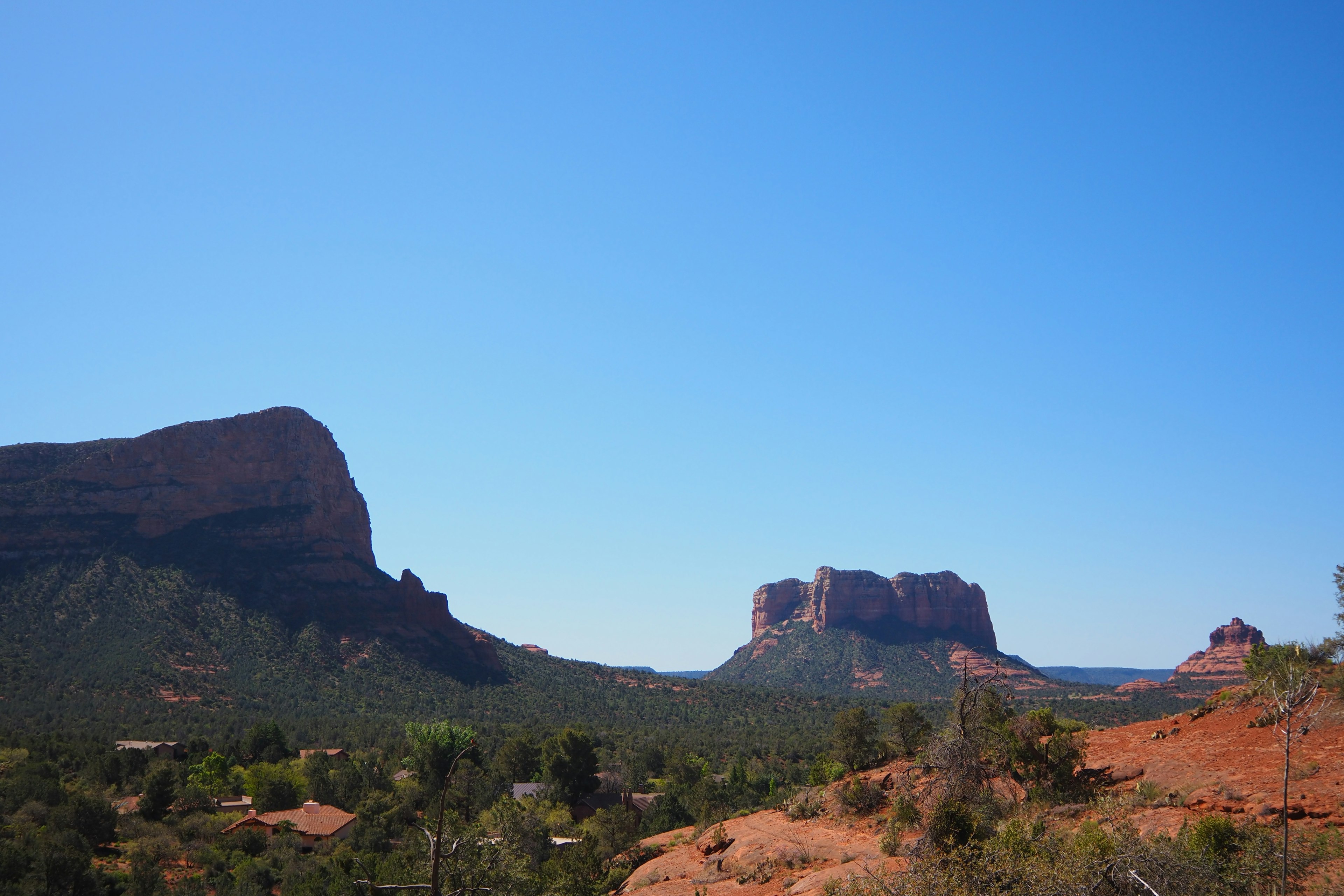 Vista panoramica delle rocce rosse di Sedona sotto un cielo blu