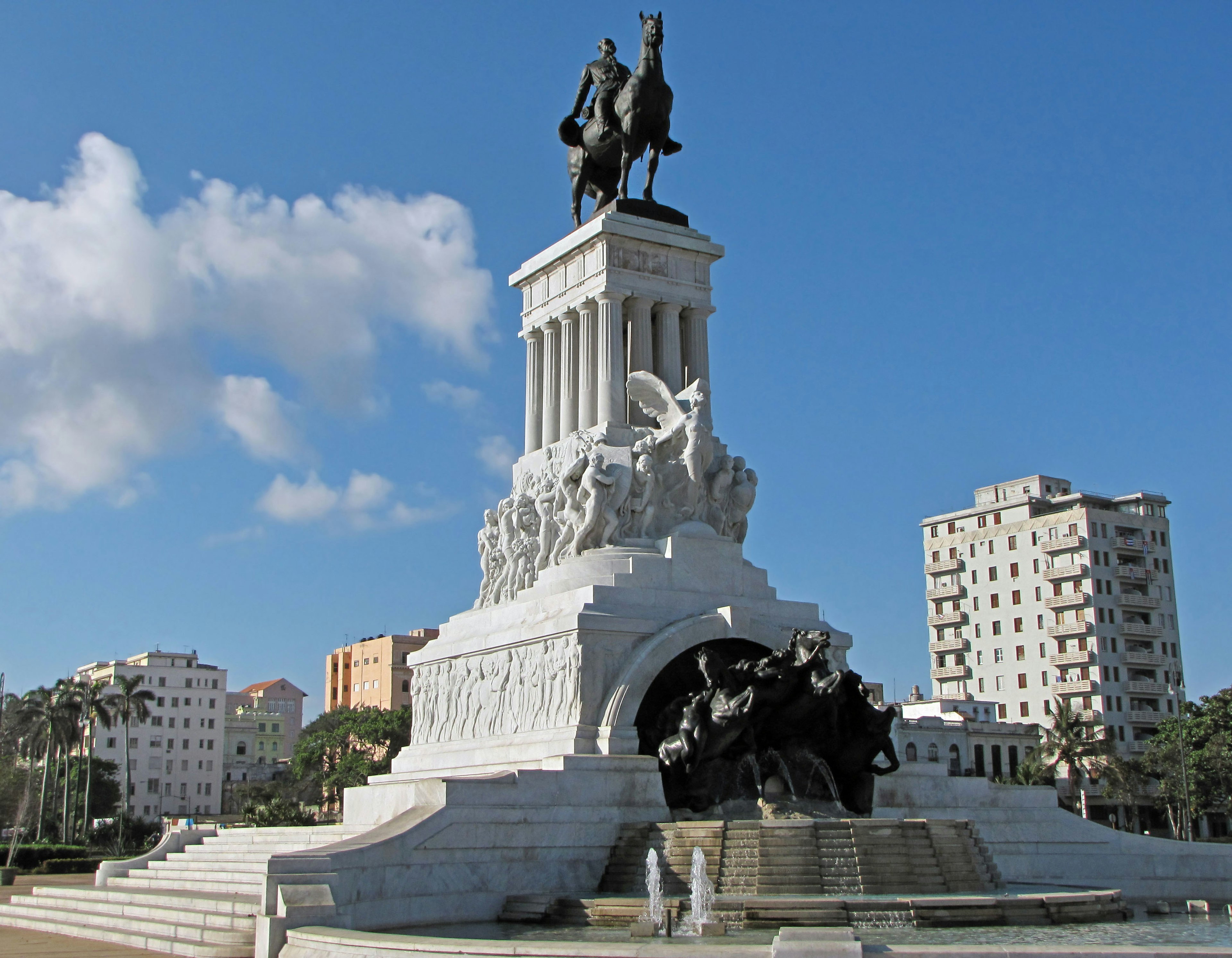 Monumen José Martí di Kuba di bawah langit biru yang cerah