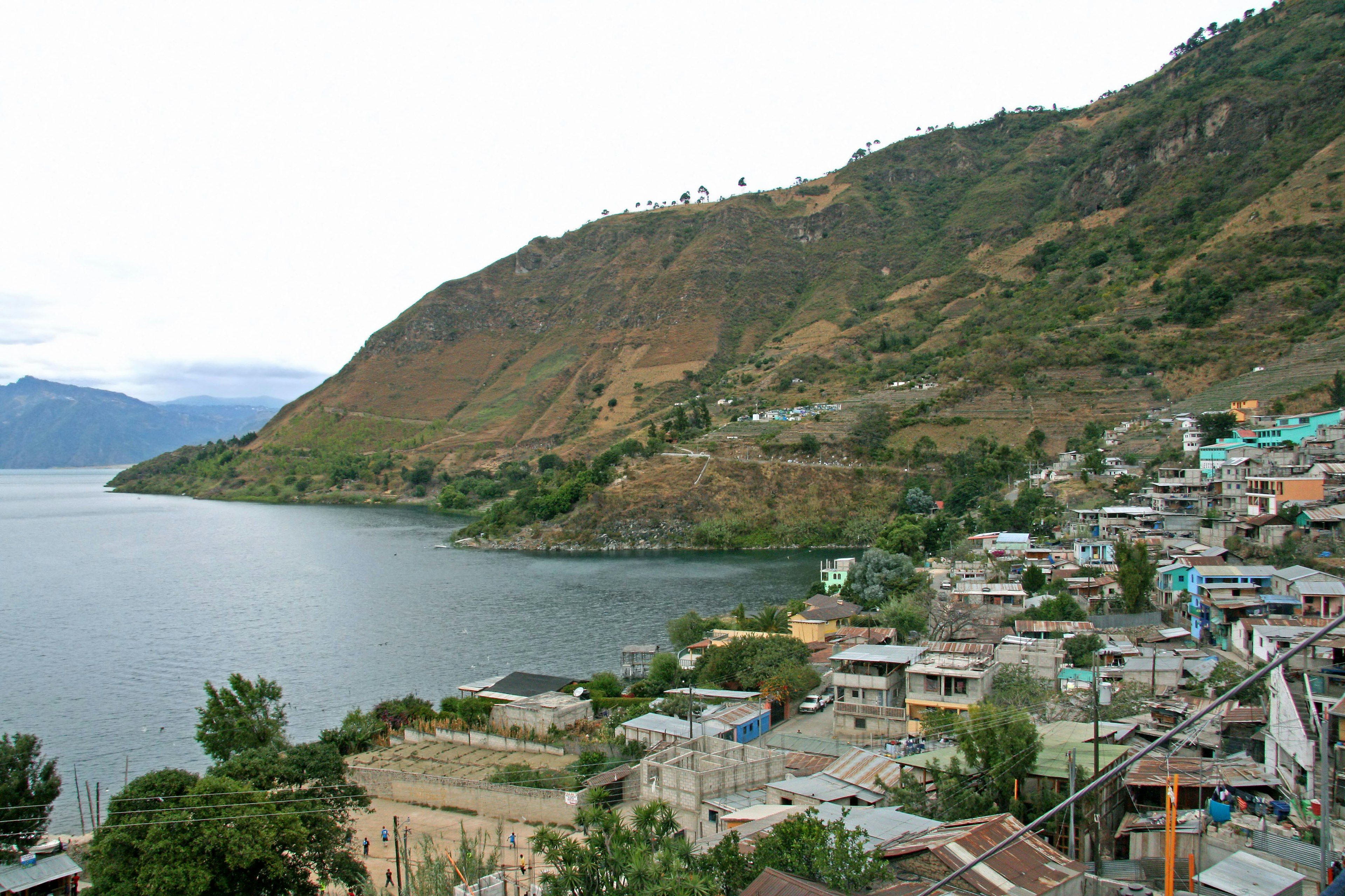 Kleines Dorf umgeben von See und Bergen