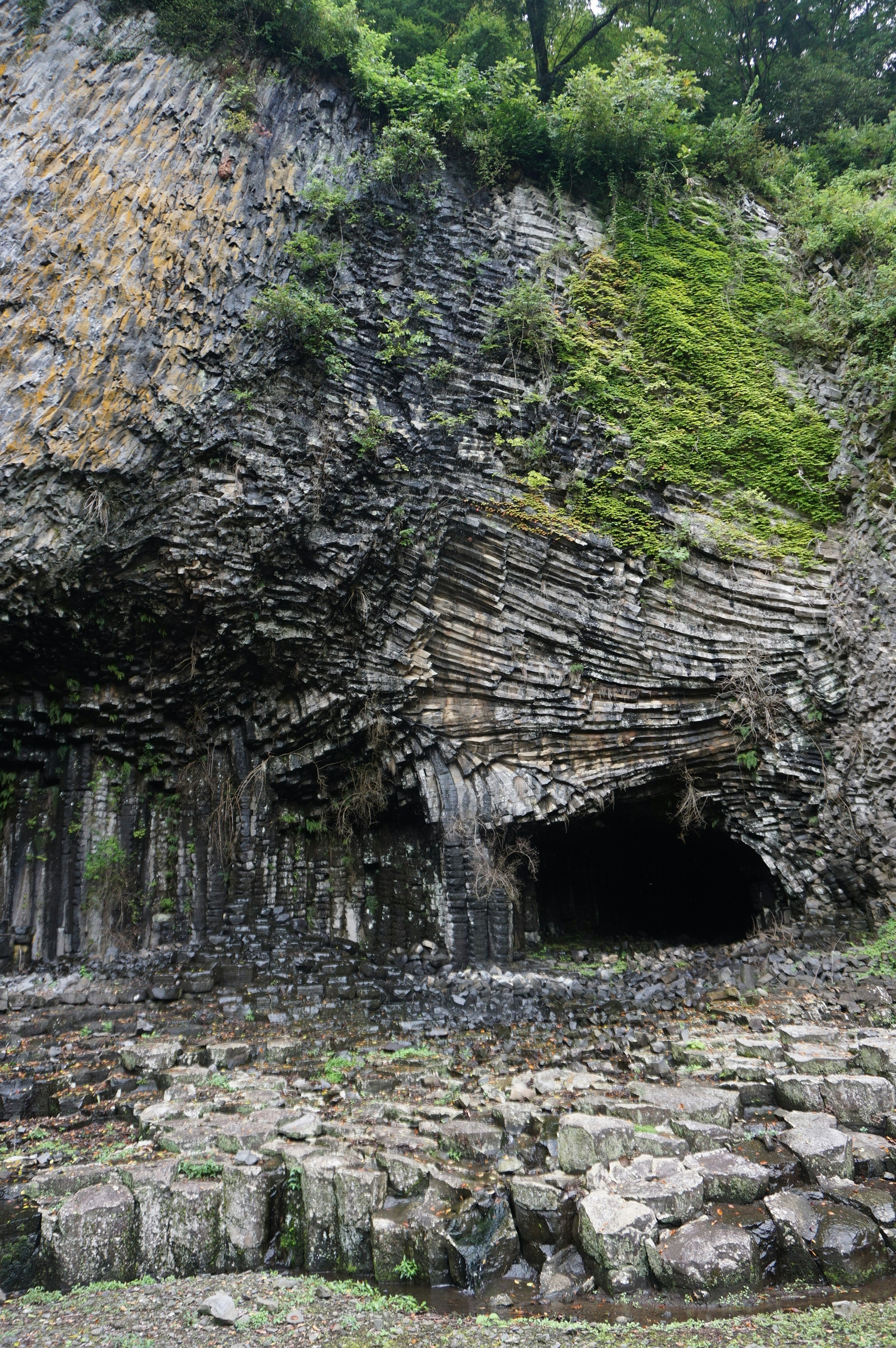 Naturlandschaft mit schönen Felsformationen und einer Höhle