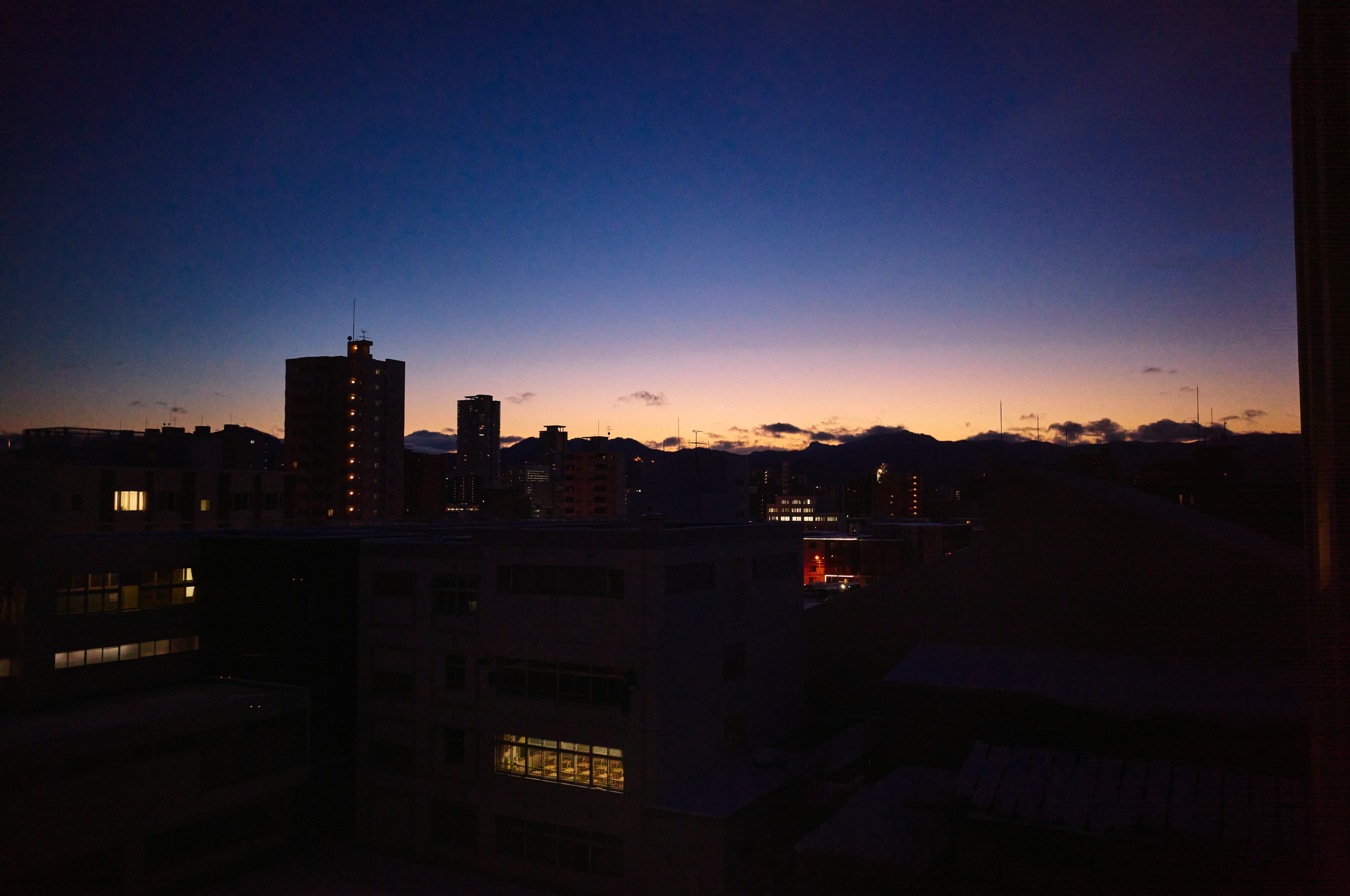 Stadtansicht in der Dämmerung mit einem blauen Himmel