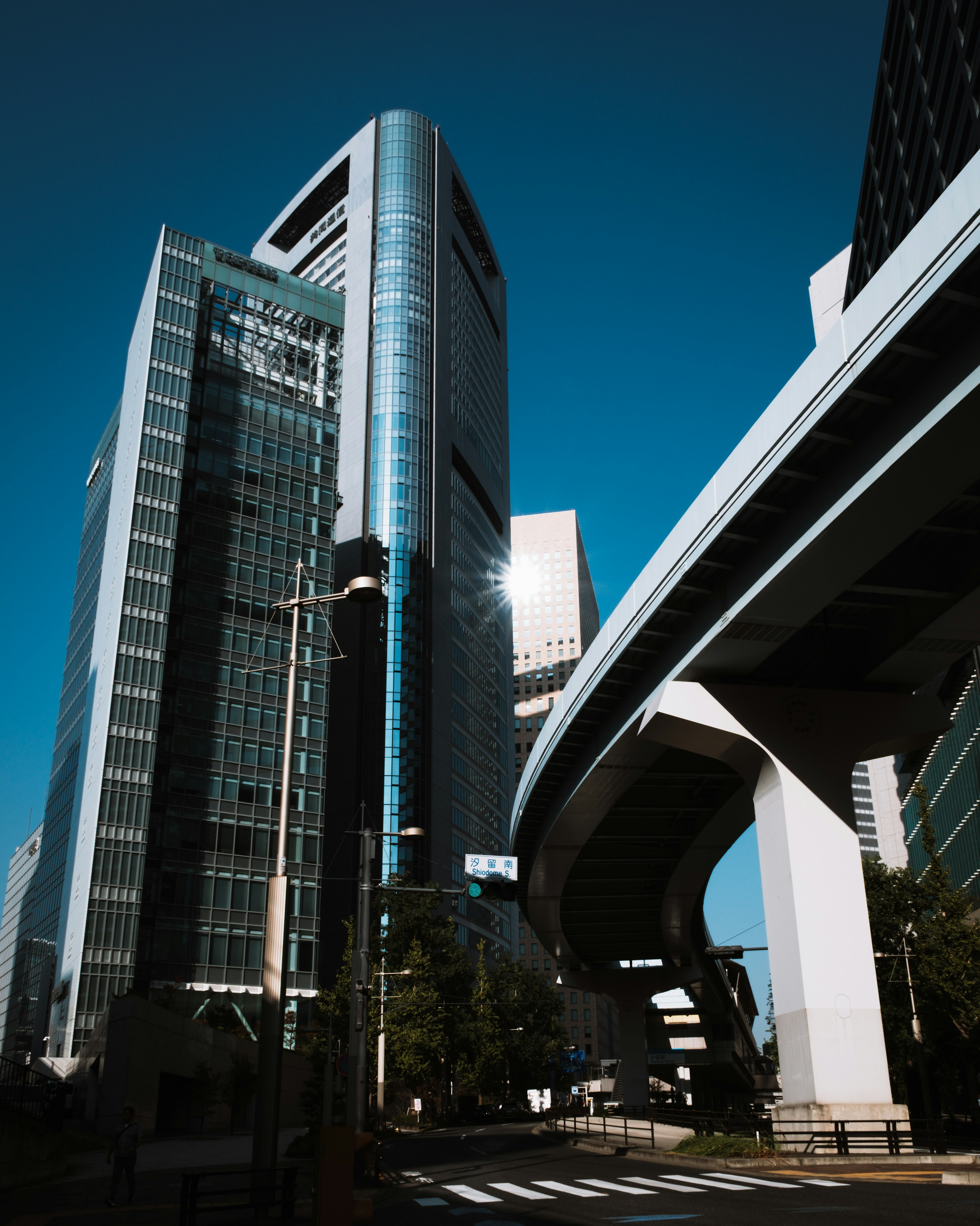 Paisaje urbano con rascacielos y una autopista elevada