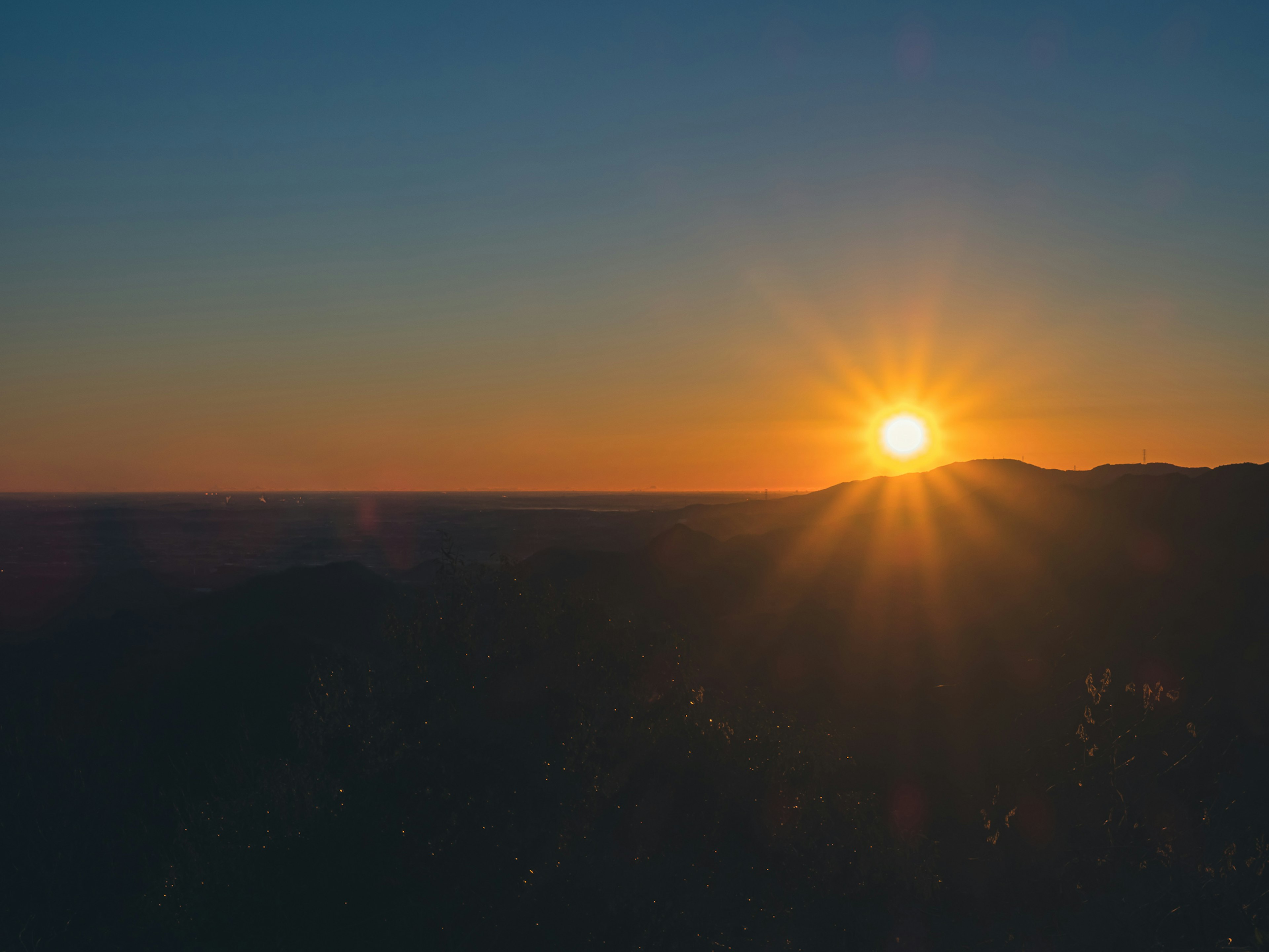 Hermoso amanecer sobre las montañas