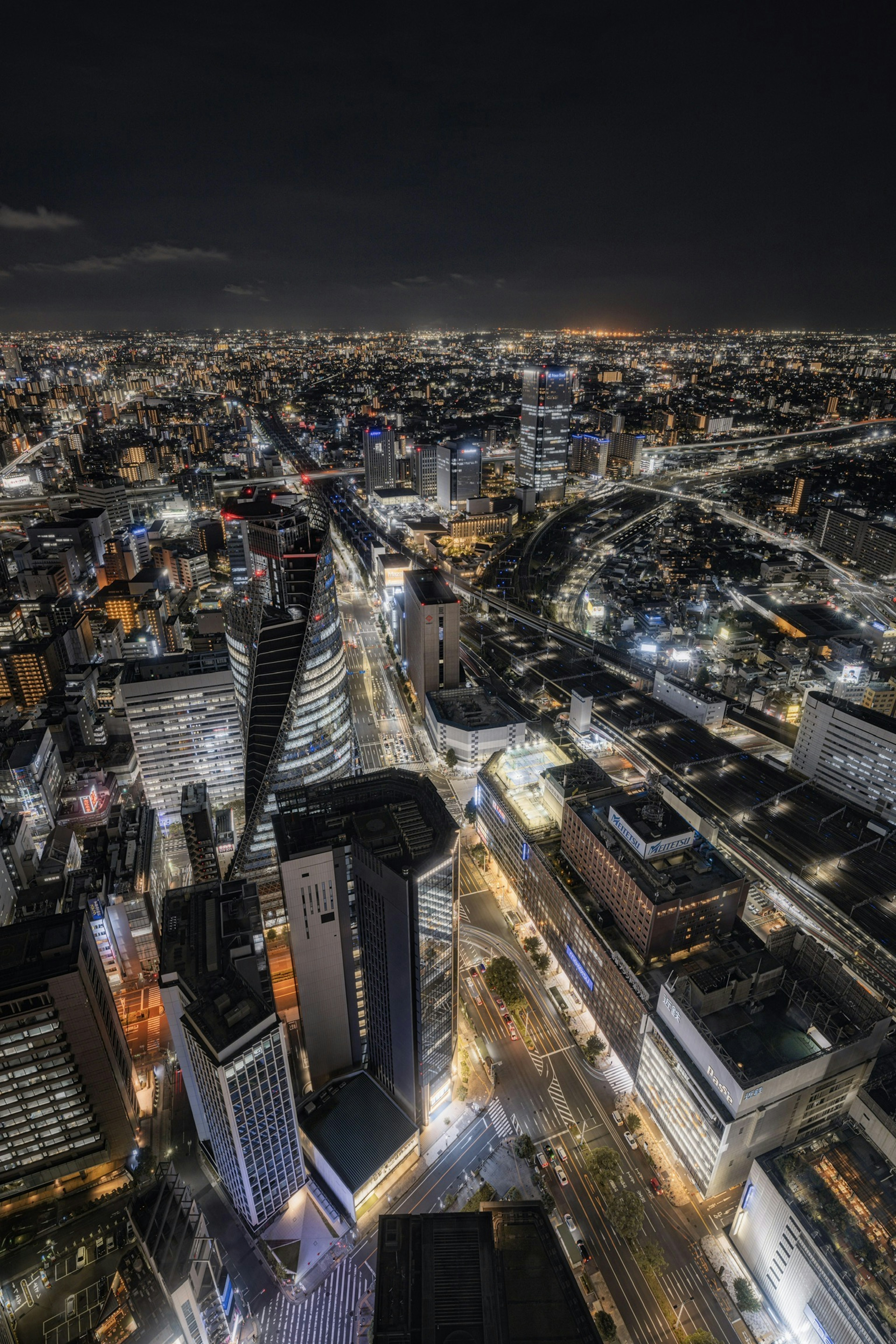 Vista aérea de un vibrante horizonte urbano de noche con calles iluminadas