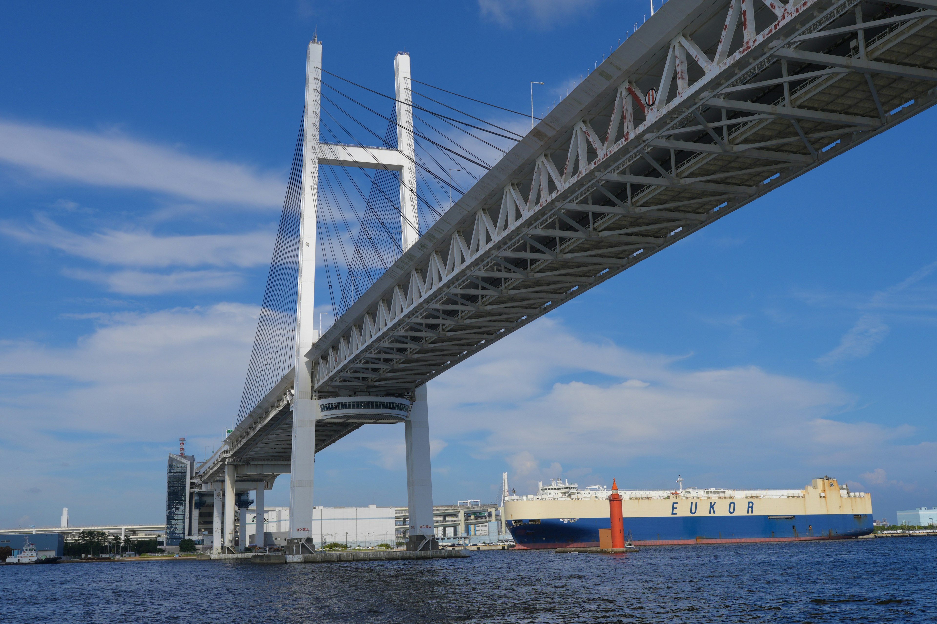 Grande scena di ponte e nave sotto un cielo blu