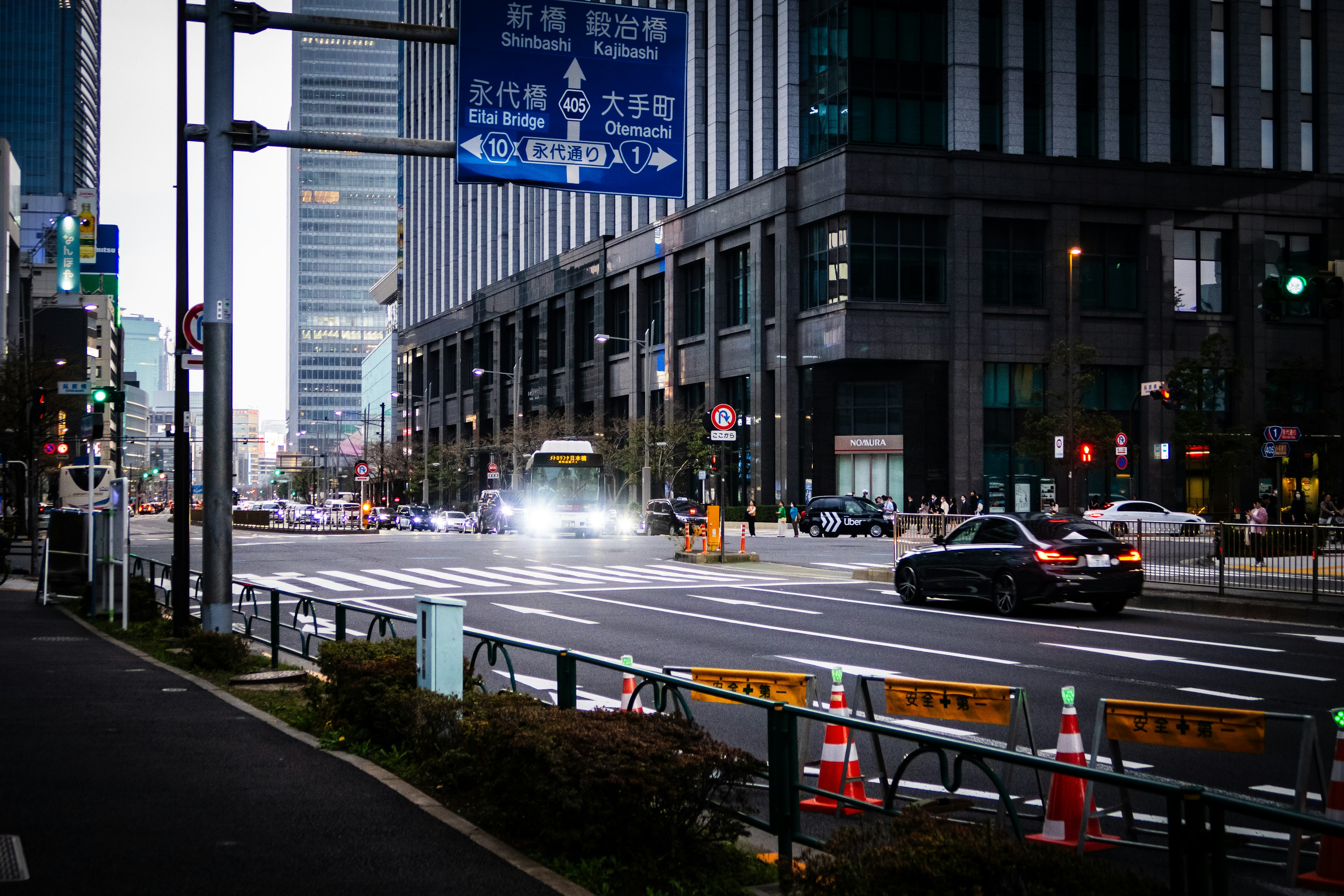 都市の風景で交通の交差点を通過する車両とビル群