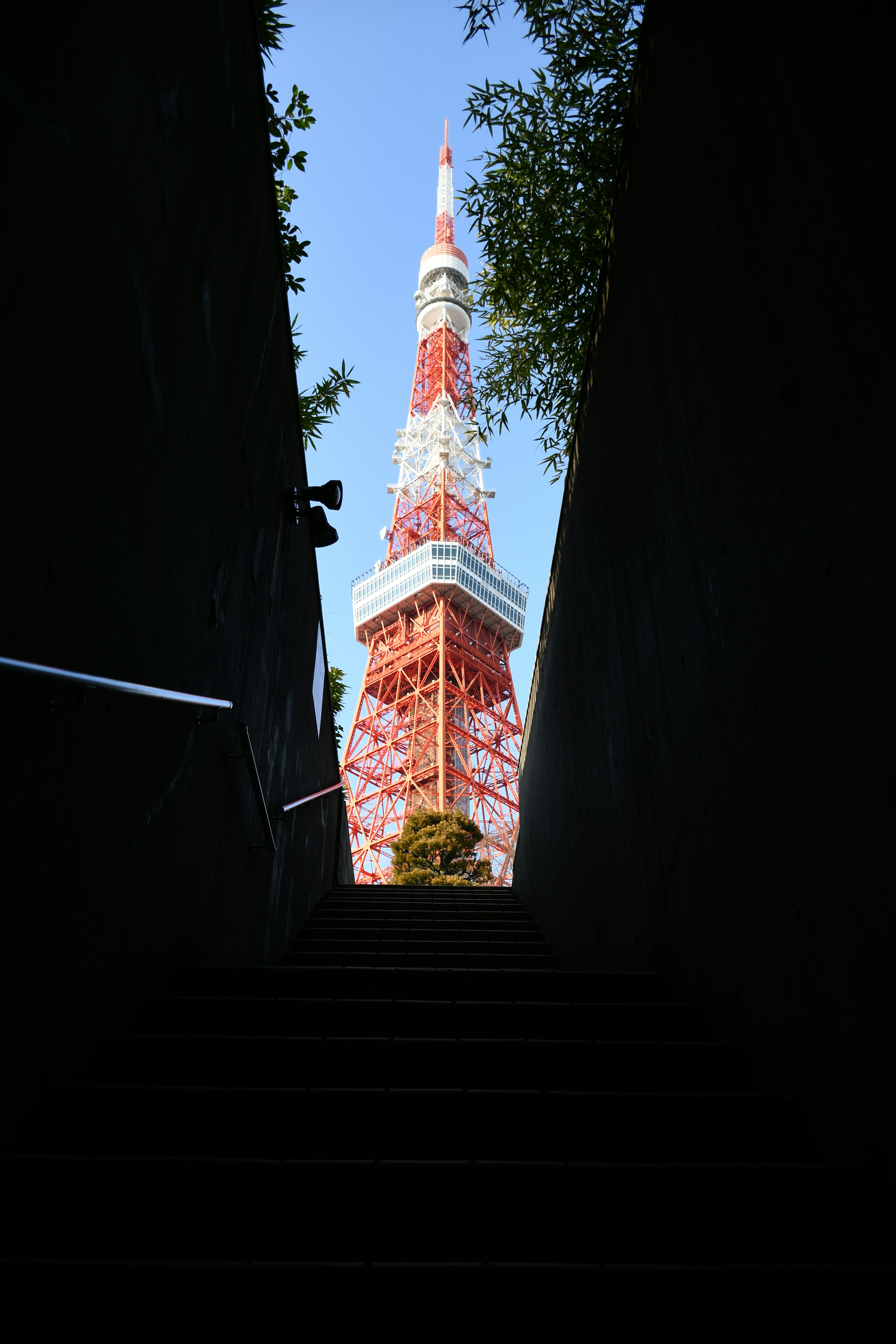 Blick auf den Tokyo Tower von der Treppe aus