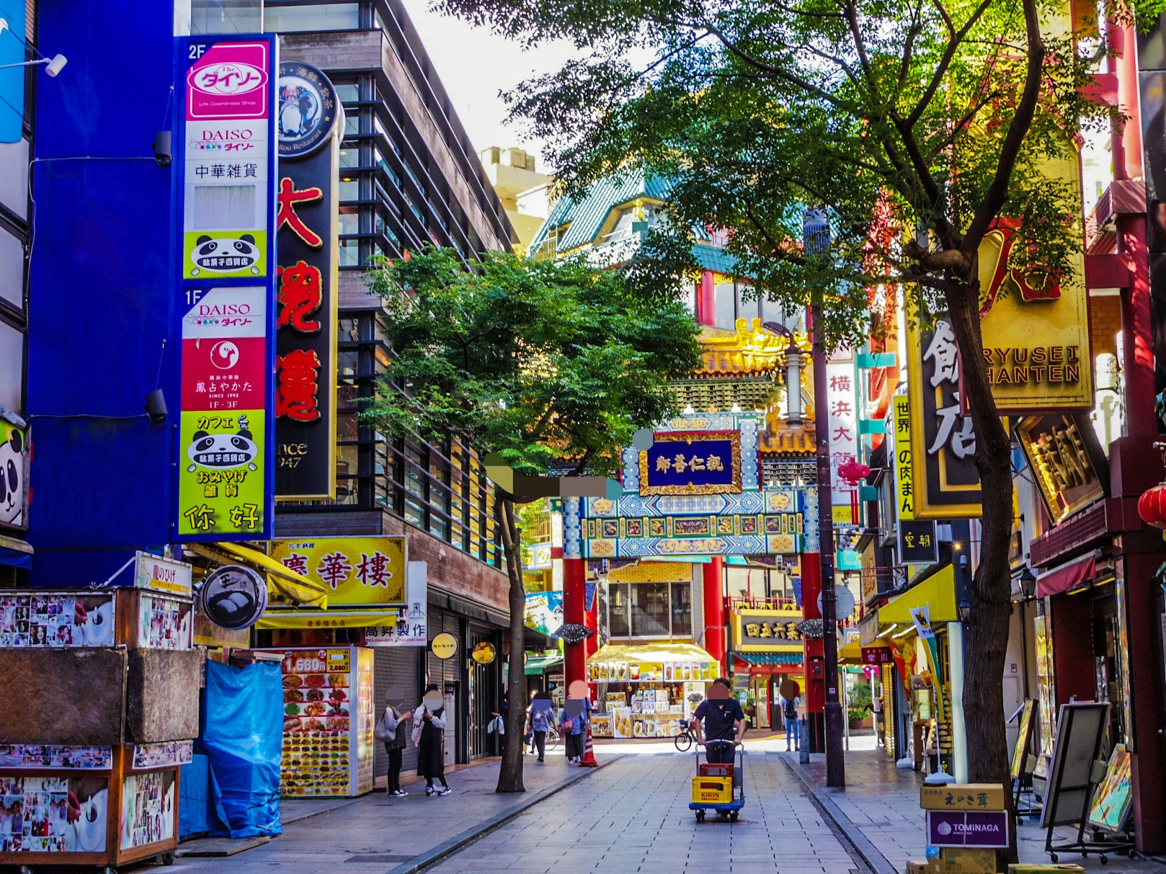 色とりどりの看板が並ぶ街並みの風景