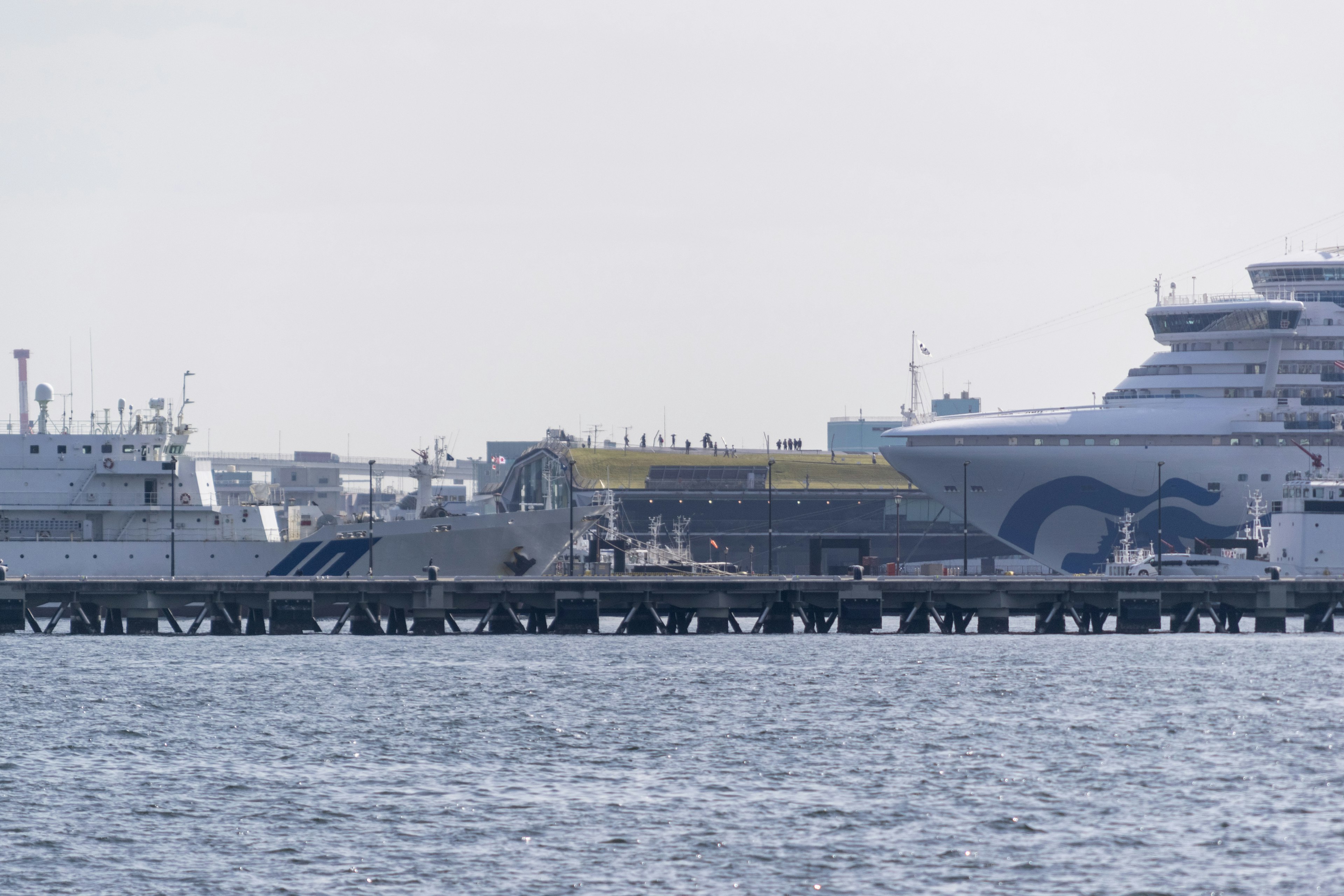 港に停泊する船と桟橋の風景